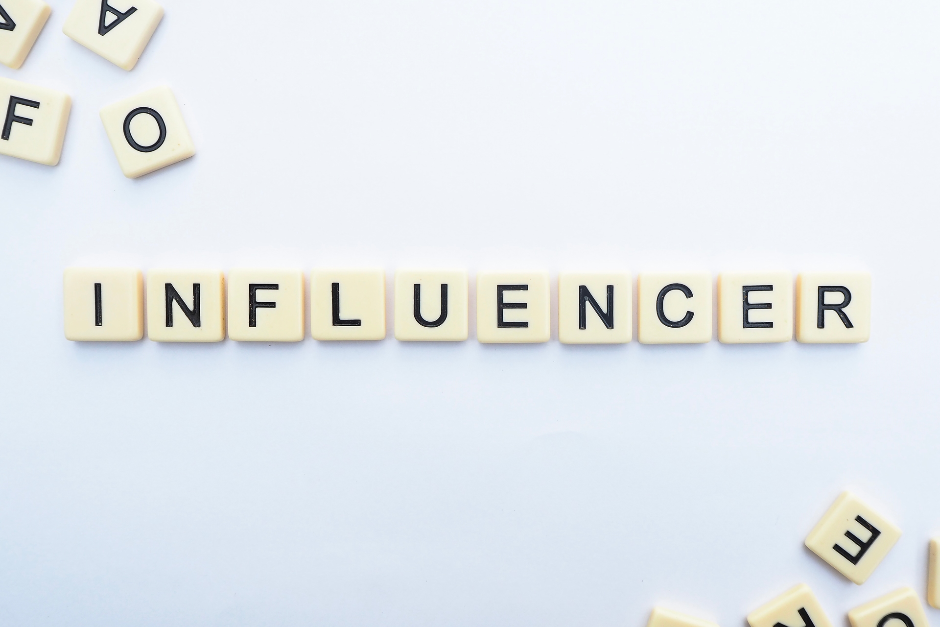 influencer-napis-z-kostek-scrabble