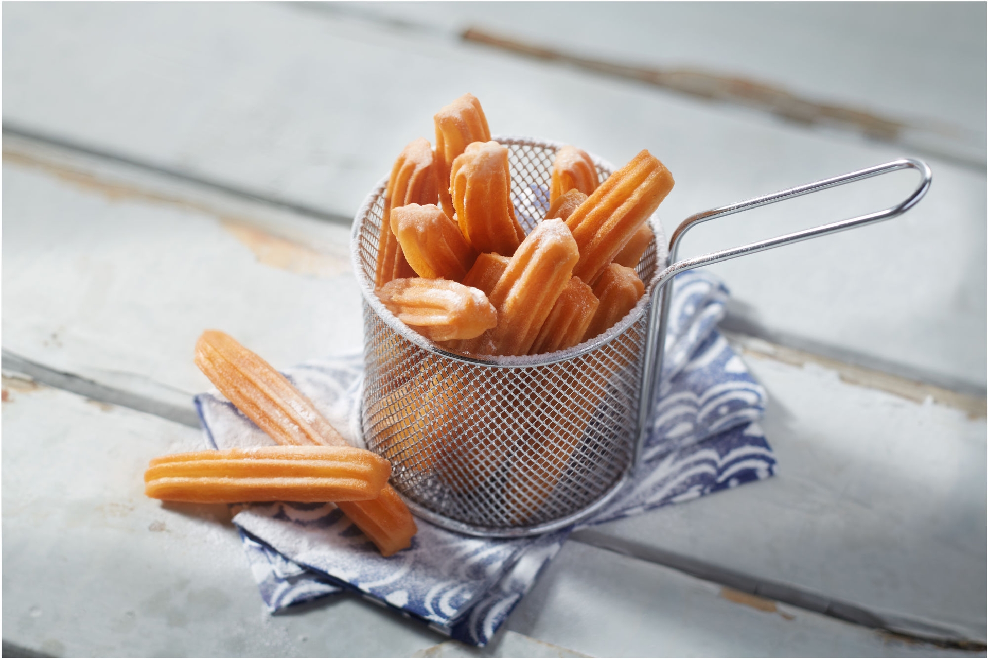 proste-churros-aviko-w-metalowym-koszyczku
