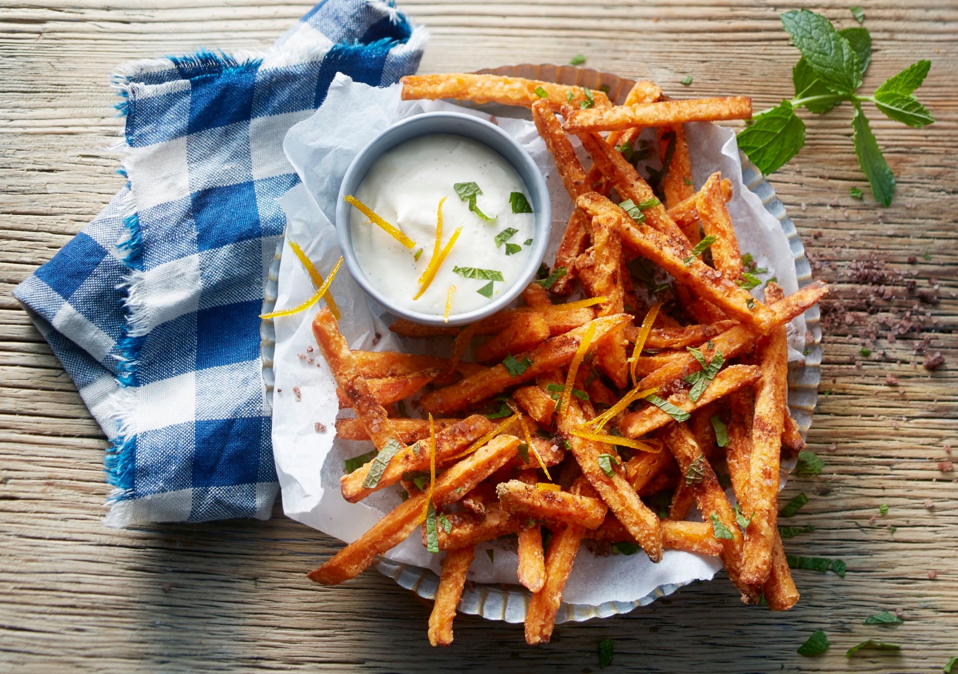 frytki-z-batatow-aviko-z-sosem-w-restauracji