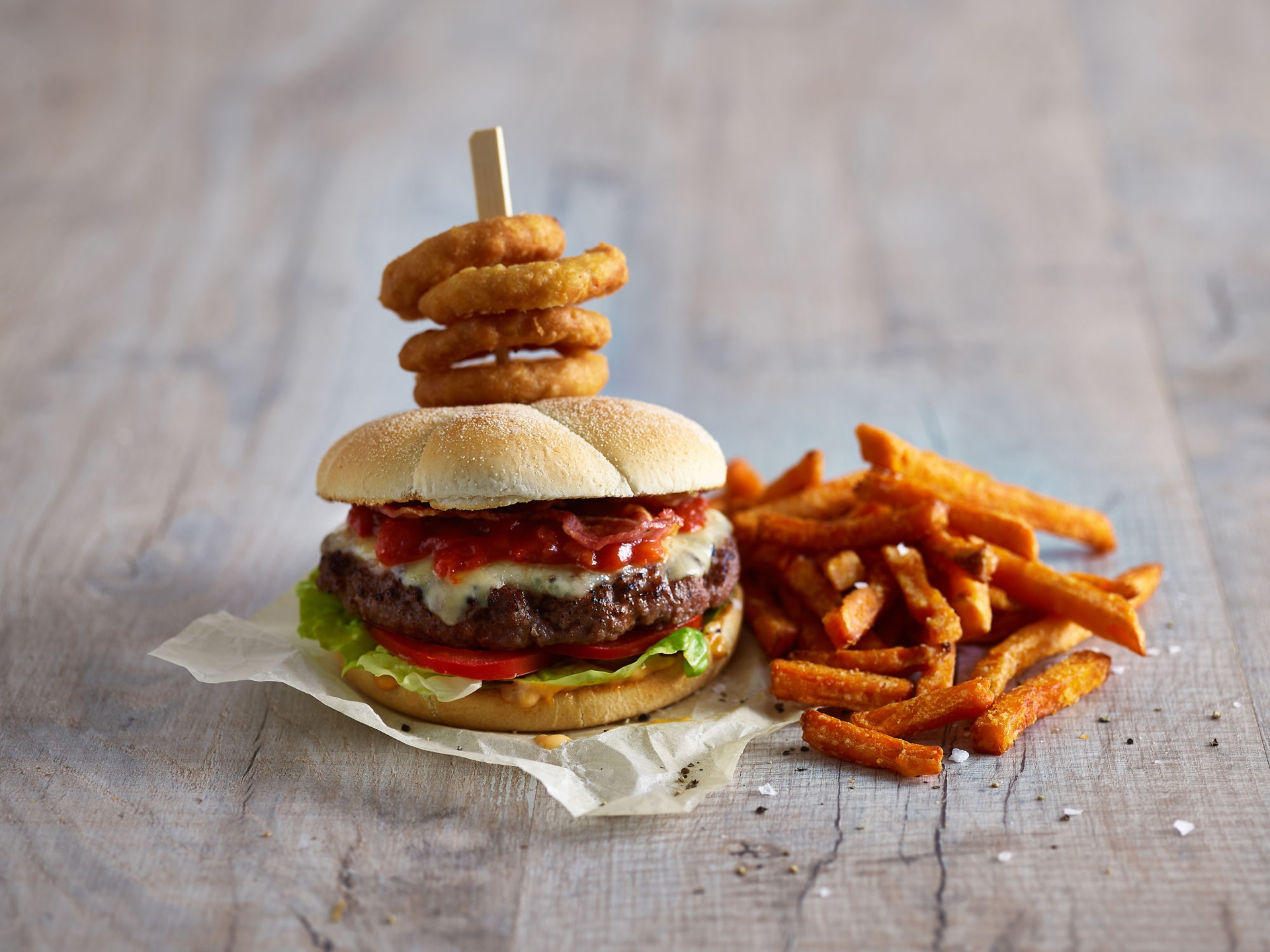 burger-z-frytkami-z-batatow-aviko