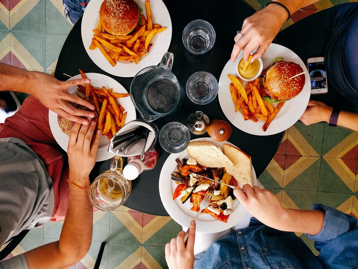 ludzie-jedza-burgery-i-frytki-w-restauracji