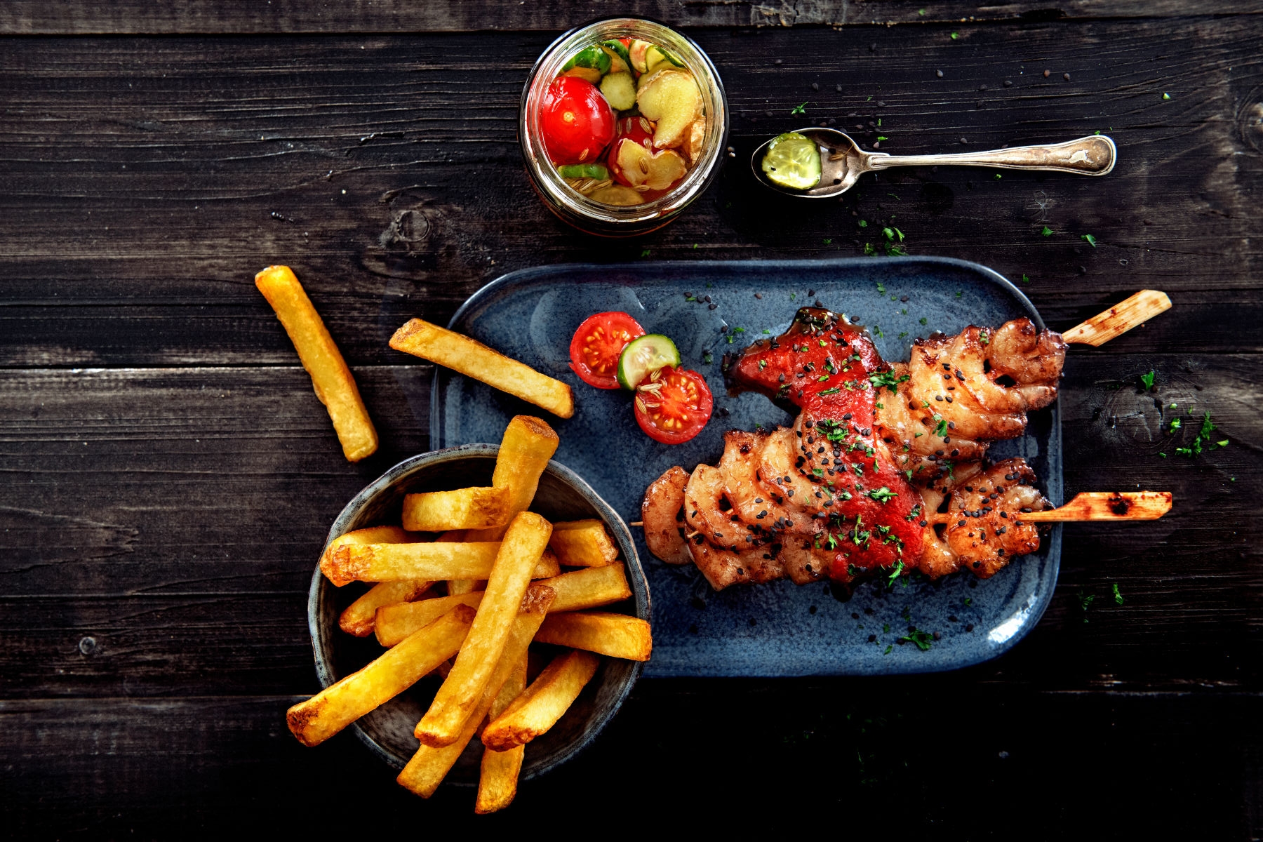 satay_udang_ze_slodko-kwasna_salatka_i_frytkami_ze_skorka_aviko