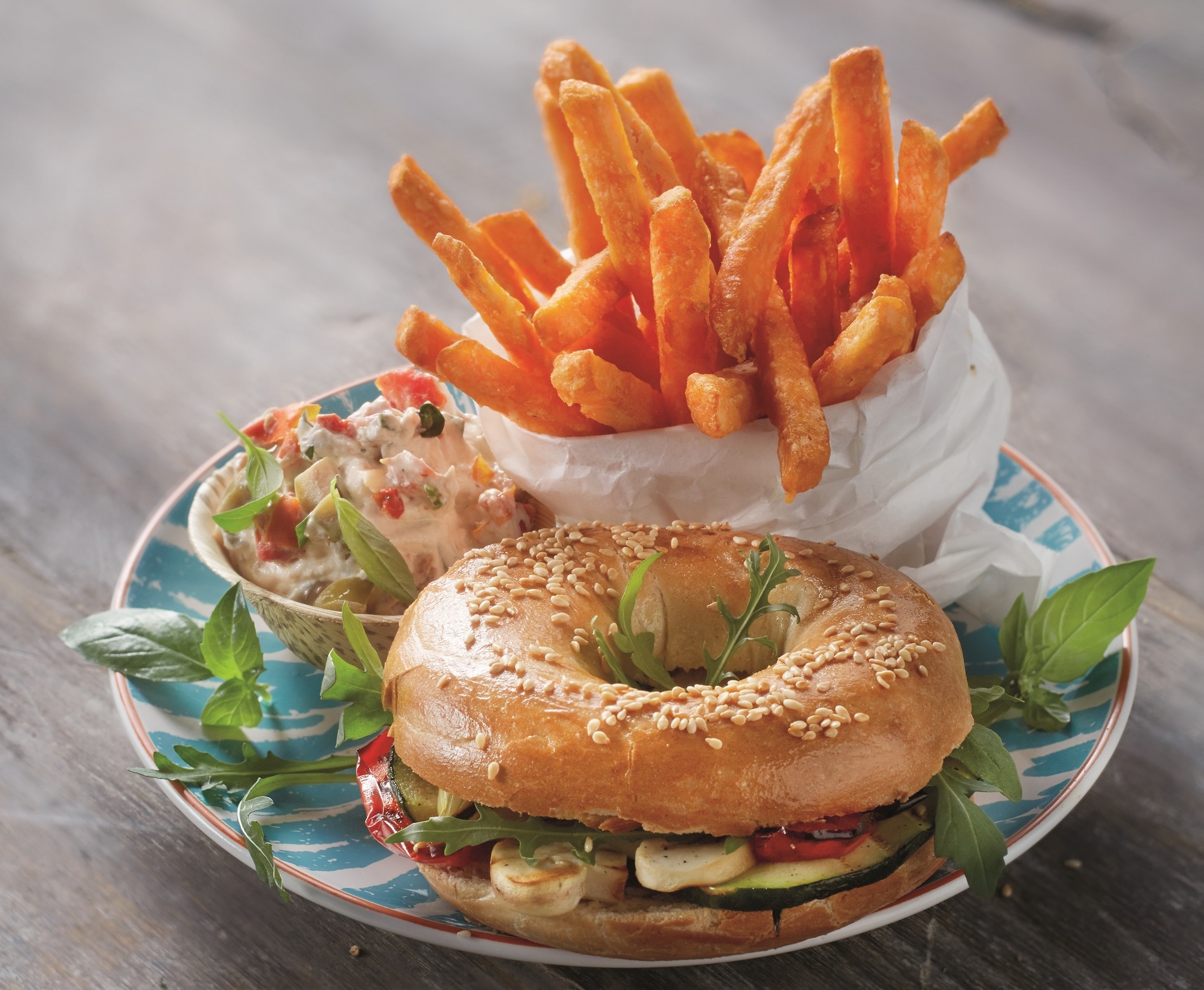 bajgiel-z-frytkami-z-batatow-aviko-przepis-do-restauracji