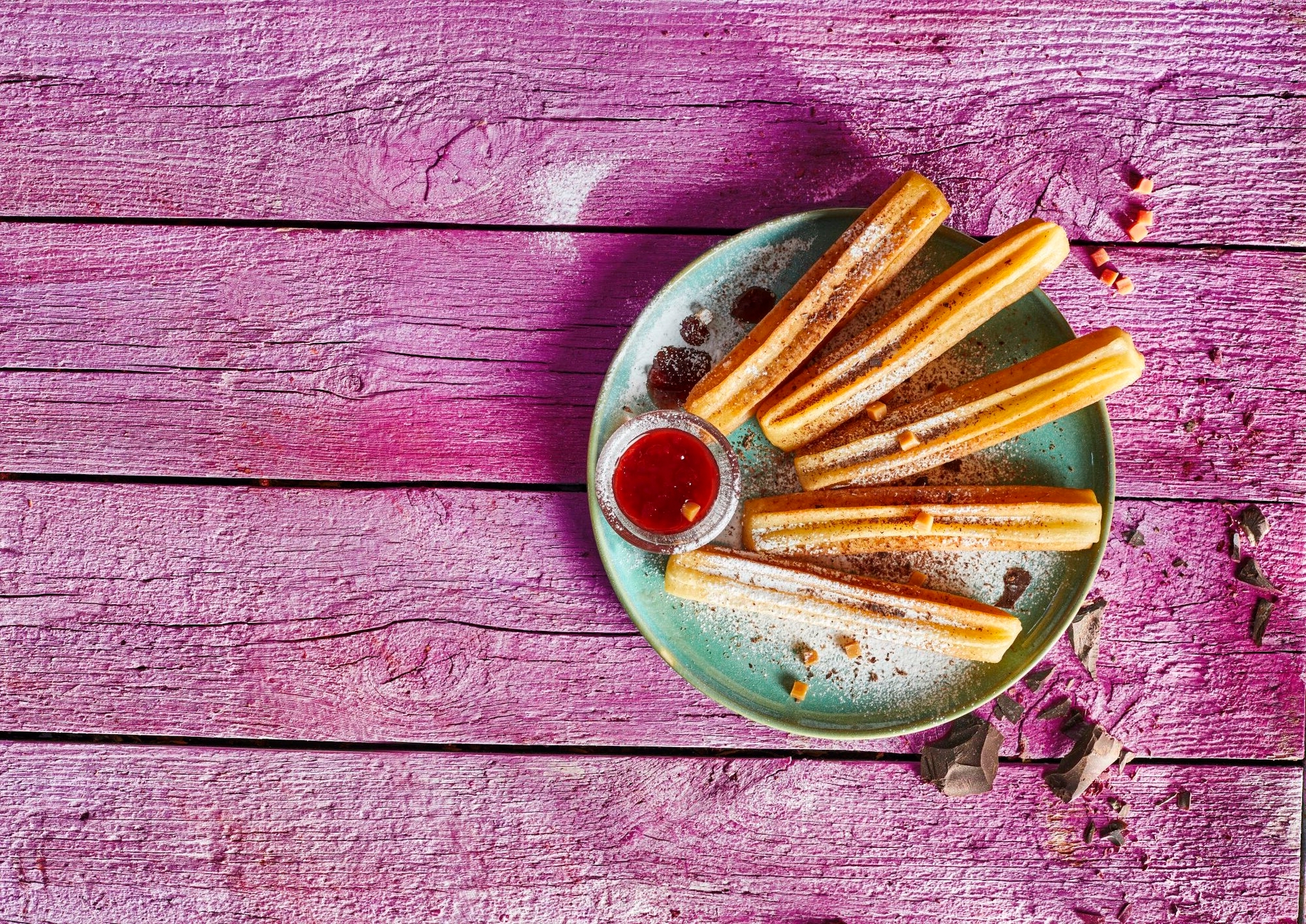 Churros XXL Aviko na talerzu z sosem owocowym
