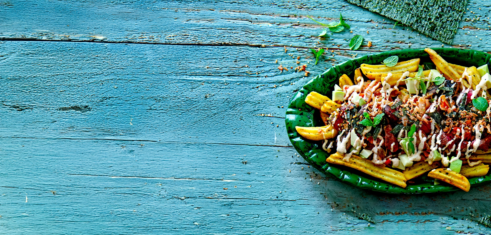 loaded-fries-z-awokado-wołowina-i-kimchi