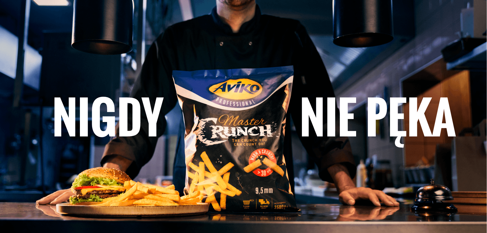 Aviko Master Crunch paczka produktu w restauracyjnej kuchni, szef kuchni w tle