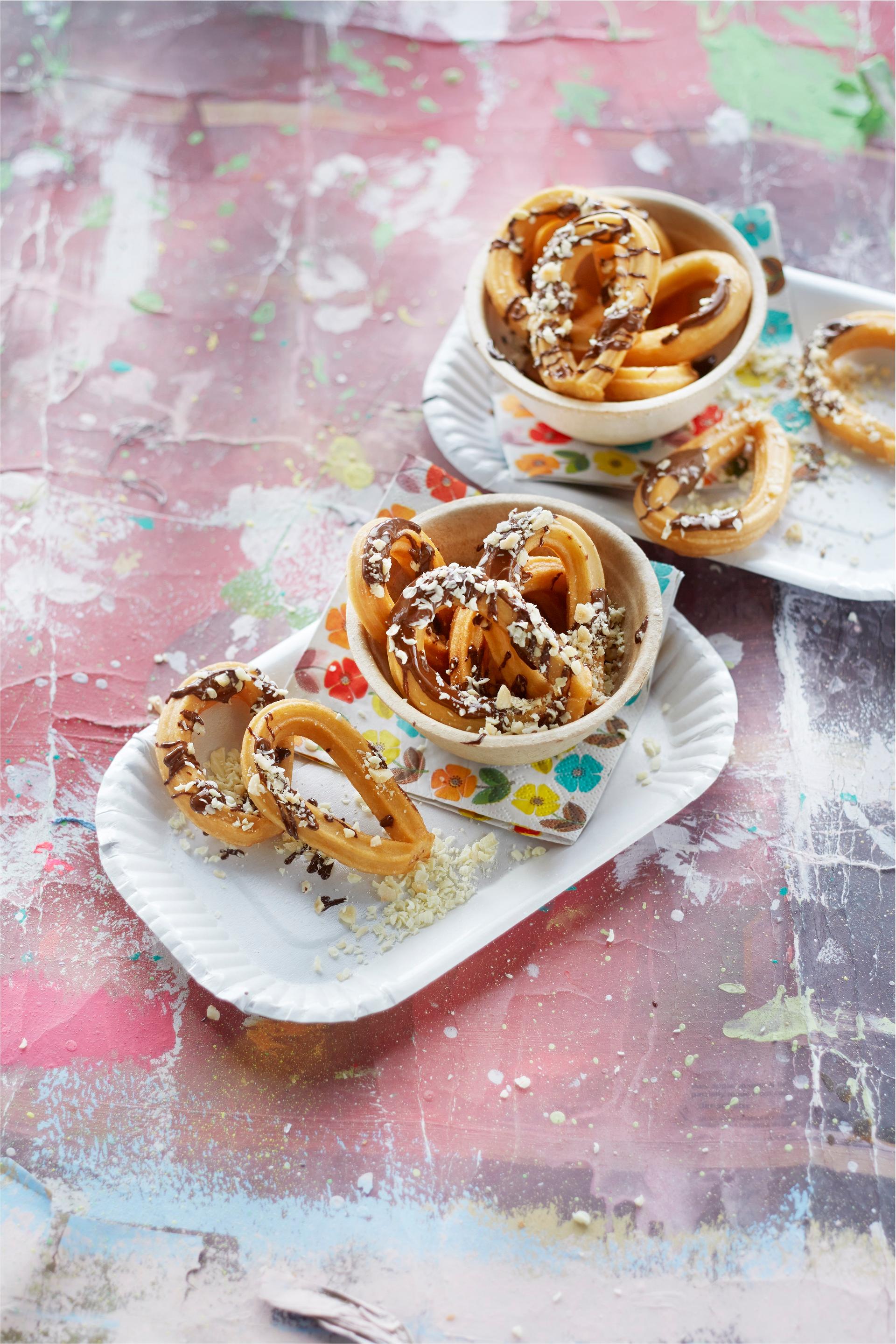 churros-na-tacce-sos-czekoladowy-migdaly