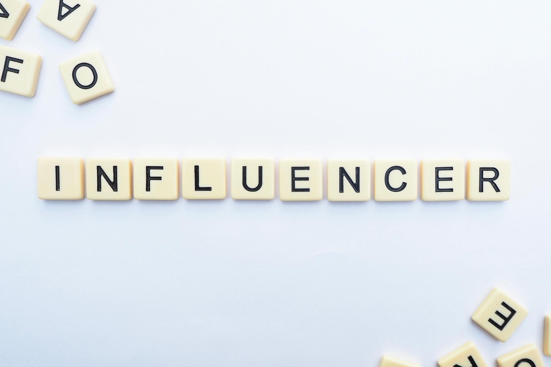 influencer-napis-z-kostek-scrabble