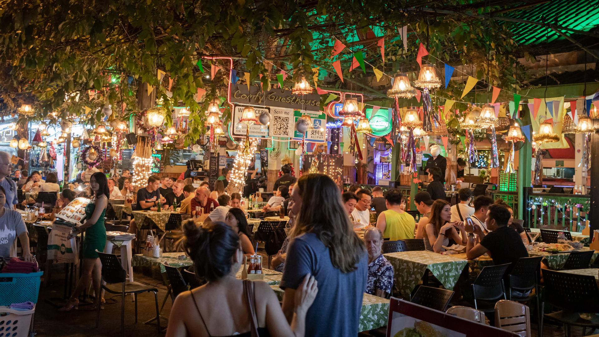 ludzie-przy-stolikach-restauracyjnych-na-podworku
