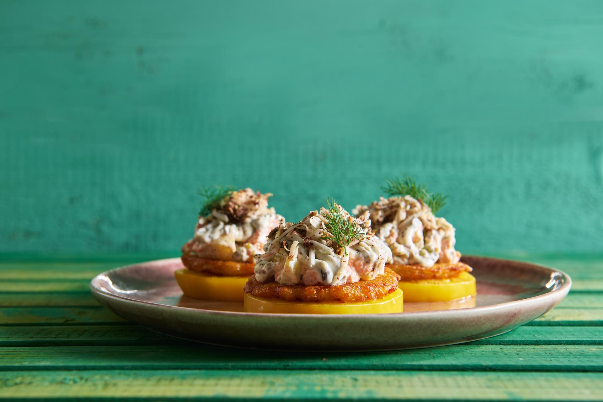 placki-ziemniaczane-z-salatka-jarzynowa-i-grillowanym-pomidorem