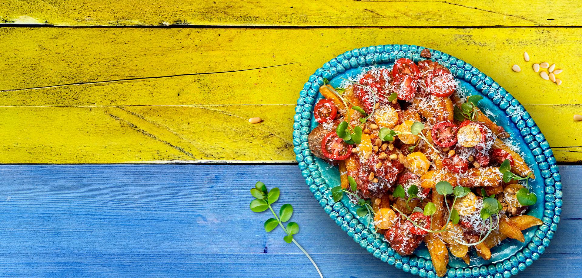 loaded-fries-z-klopsami-w-sosie-pomidorowym