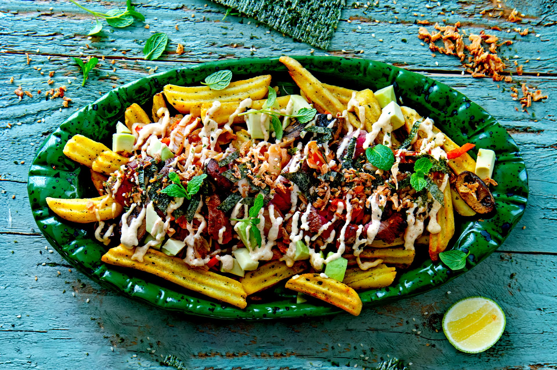 loaded-fries-z-awokado-wołowina-i-kimchi