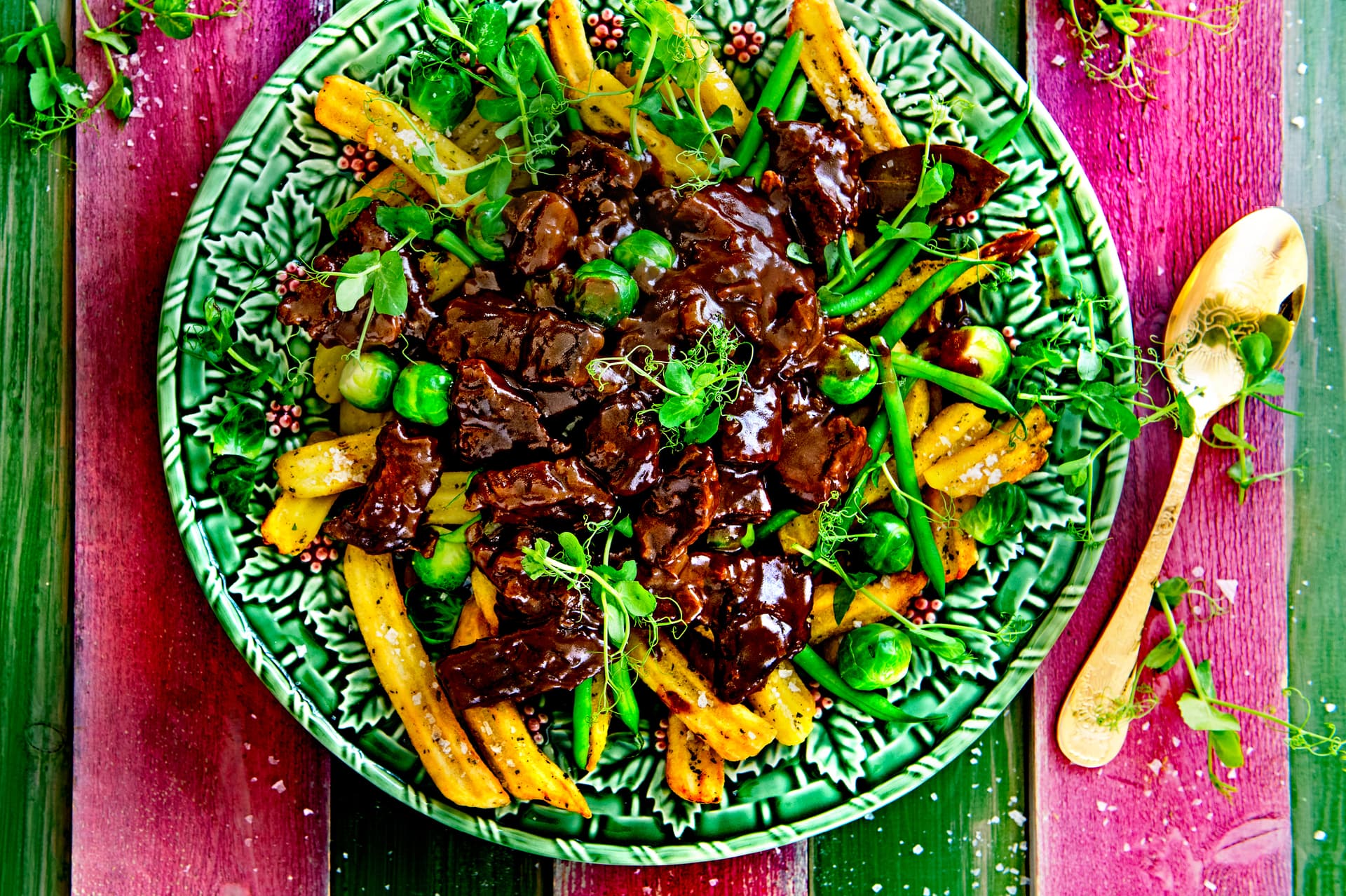 Loaded Fries z duszonym mięsem