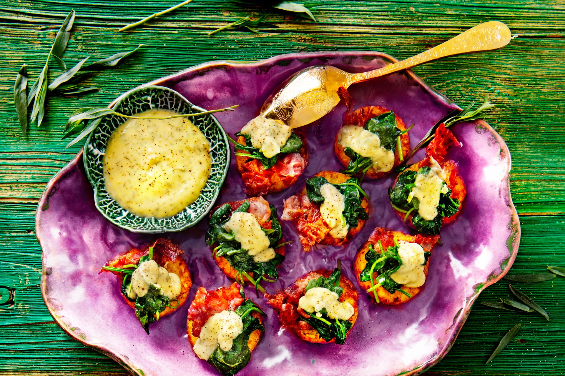 Rösti ze szpinakiem, boczkiem i sosem bearnaise