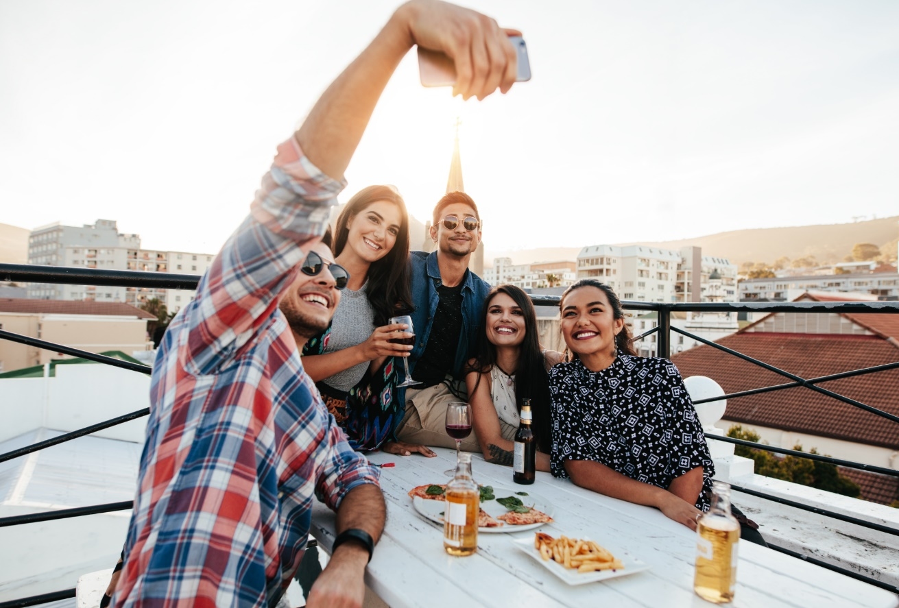 grupa-mlodych-ludzi-robi-selfie-na-tarasie-restauracji