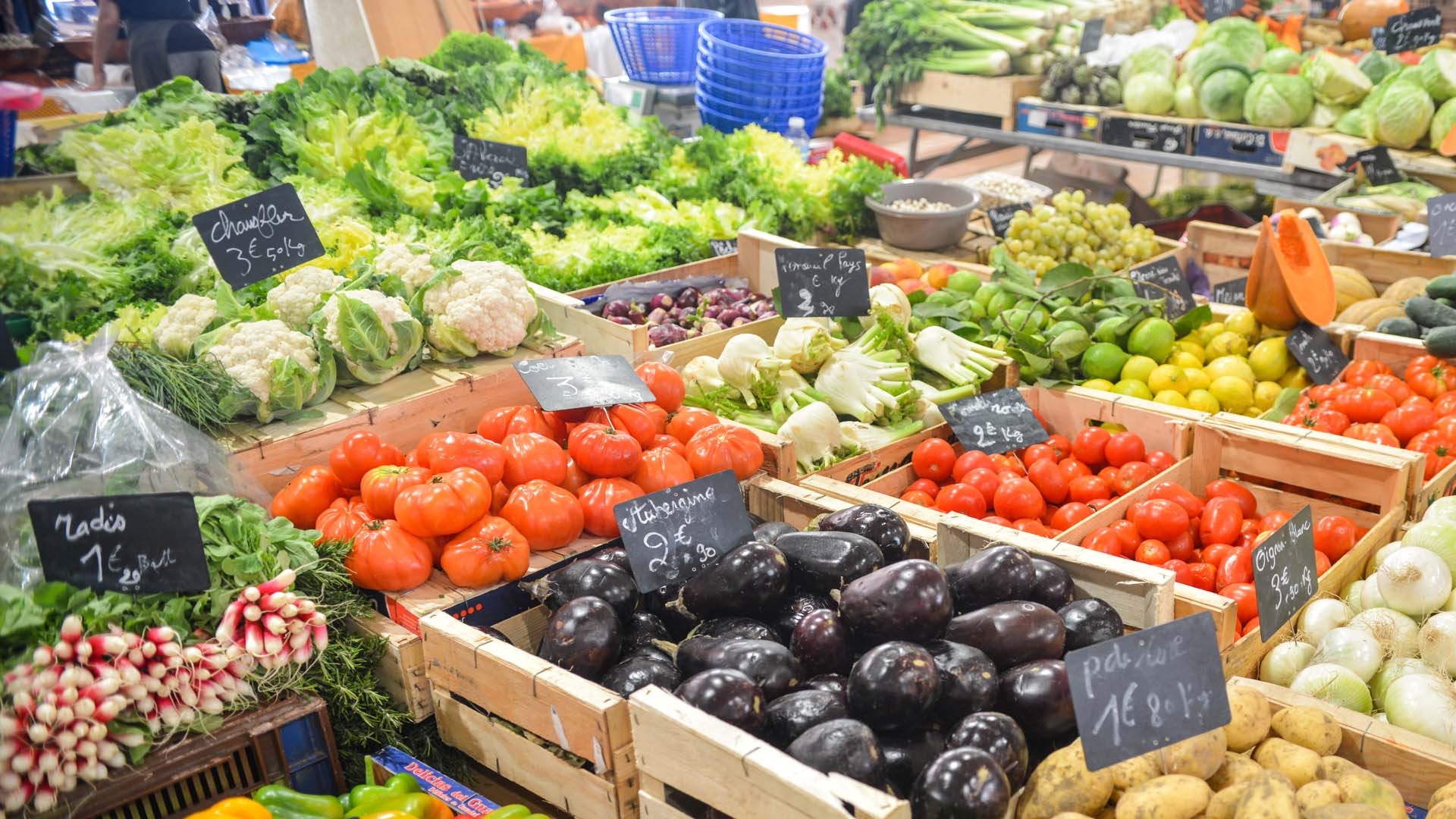 warzywa-i-owoce-w-skrzynkach-na-targu