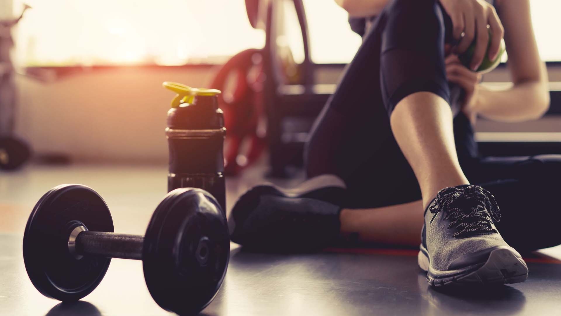 kobieta-na-silowni-hantle