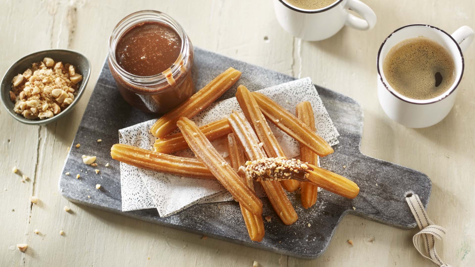 proste-churros-aviko-na-desce-sos-czekoladowy-kawa