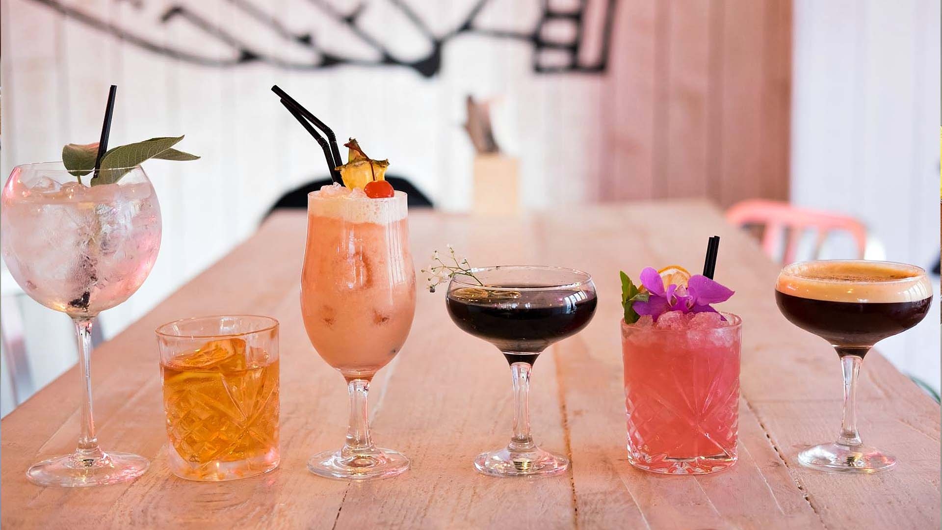 zestaw-drinkow-na-stole-w-restauracji