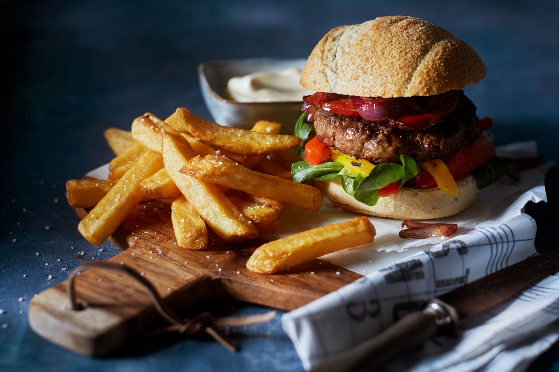burger-z-chorizo-pieczona-papryka-i-karmelizowana-cebula-przepis-aviko