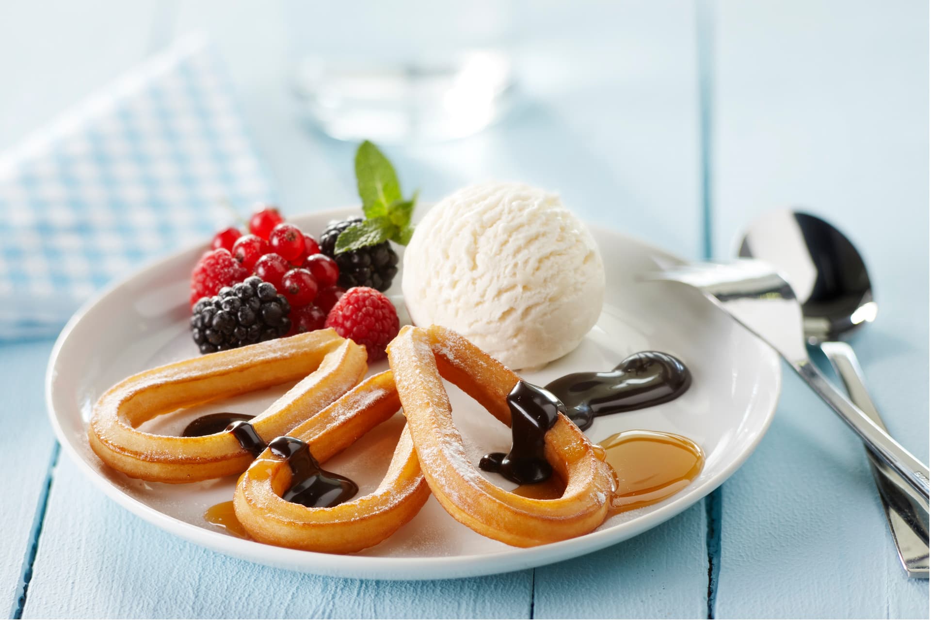 churros-z-lodami-owocami-lesnymi-i-polewa-z-gorzkiej-czekolady-przepis-aviko