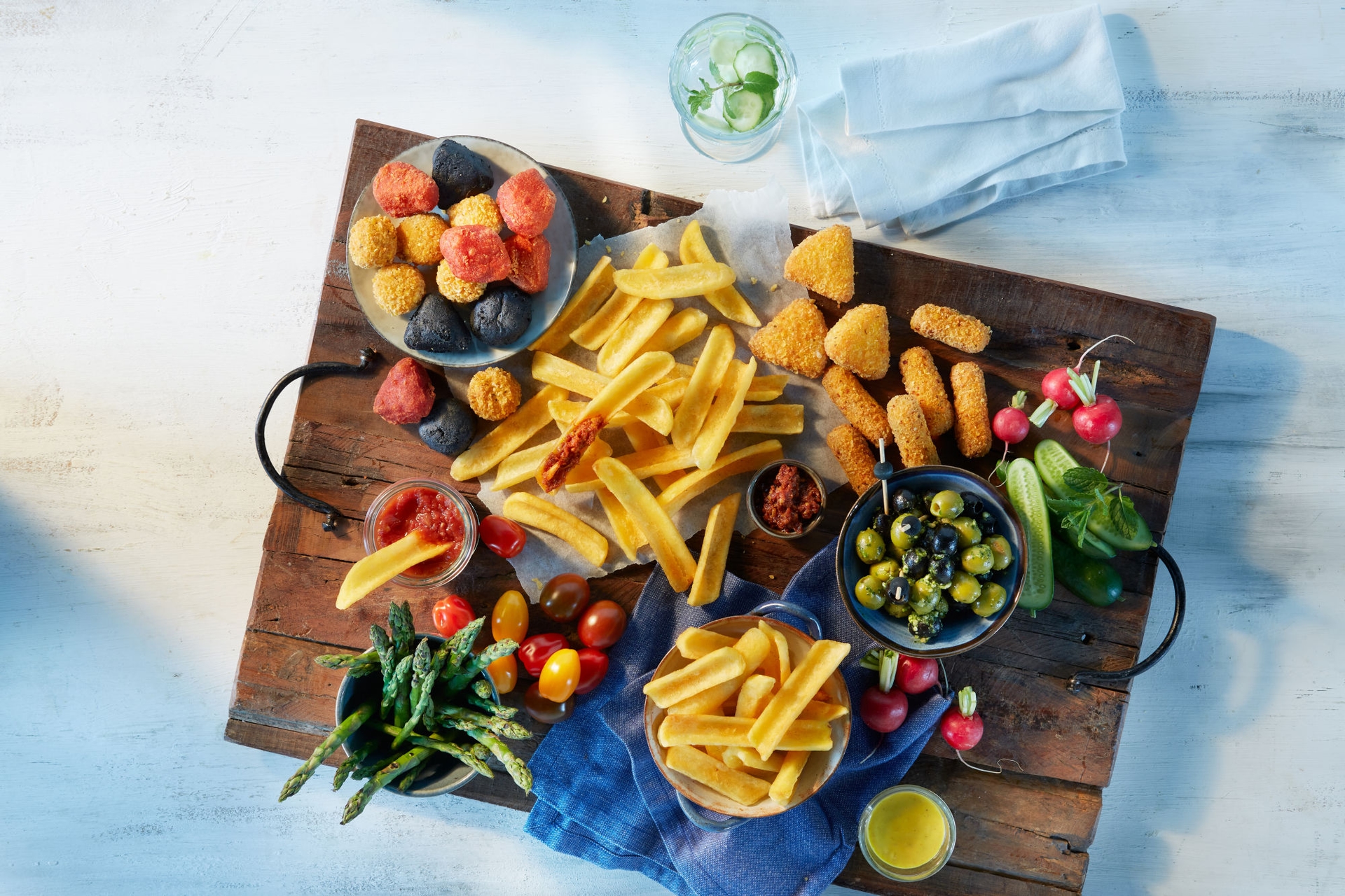 deska-przekasek-frytki-trojkaty-mac-n-cheese-serowe-nuggetsy-paluszki-z-mozarella