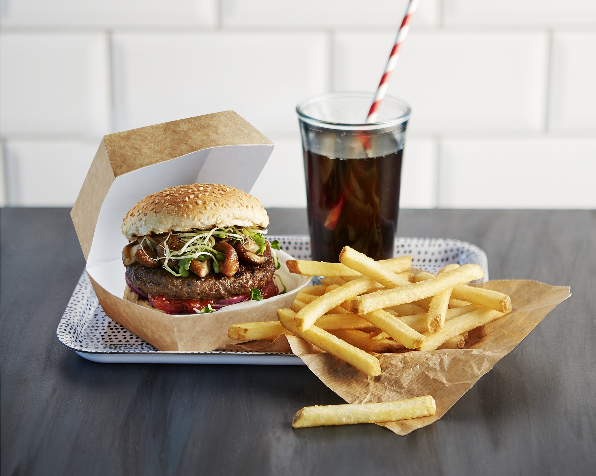 burger-w-papierowym-pudelku-frytki-cola-na-tacy