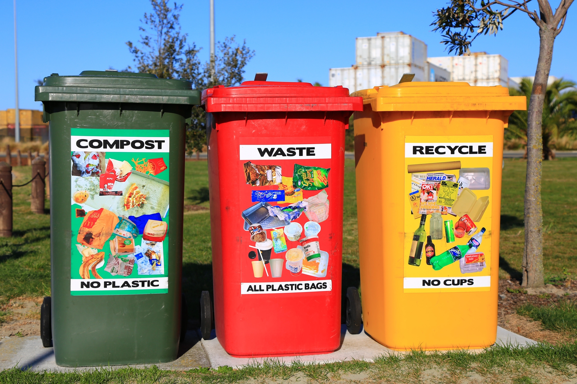 kolorowe-pojemniki-na-odpady-do-recyklingu