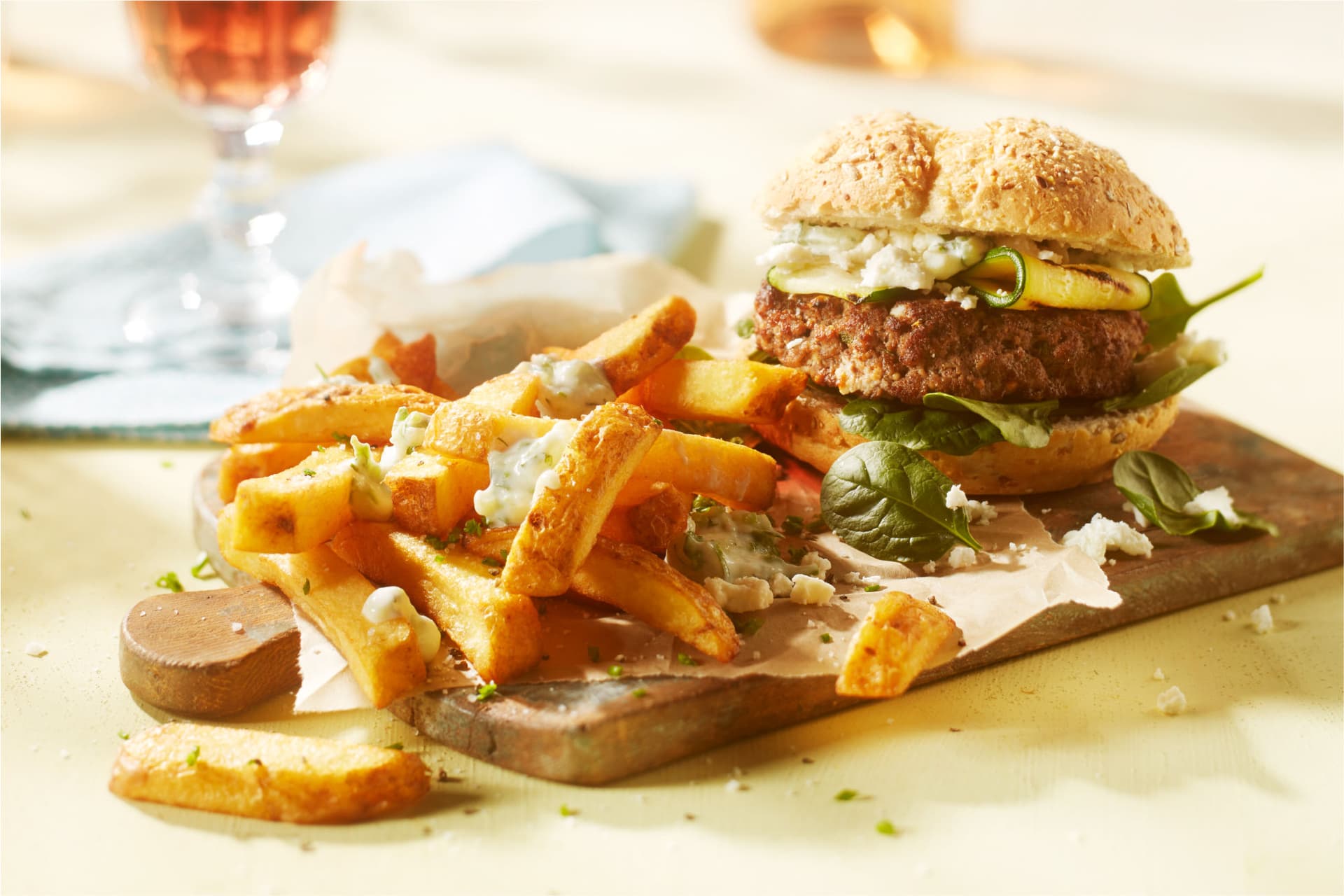 burger-po-grecku-z-cukinia-szpinakiem-feta-i-sosem-tzatziki