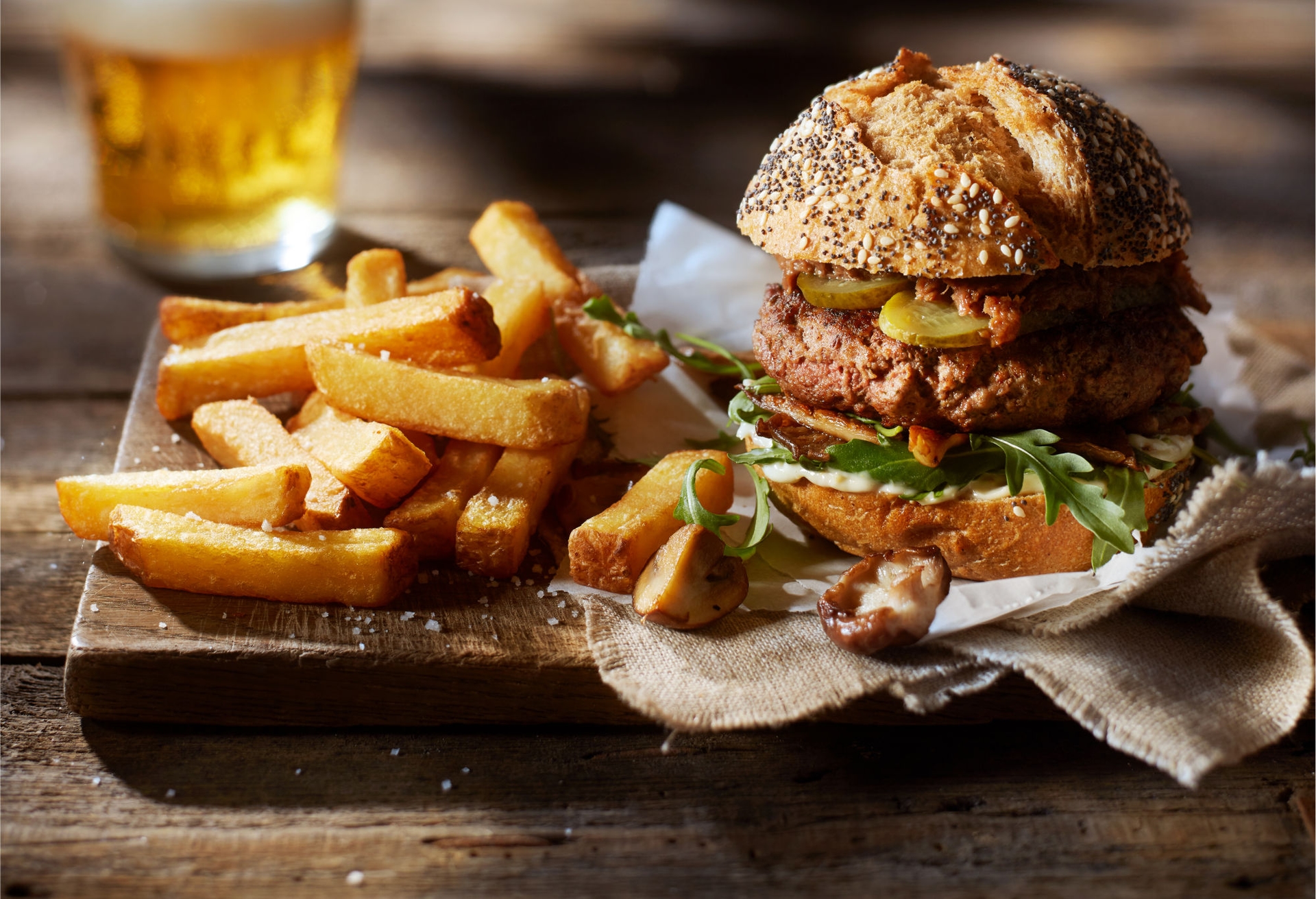 burger-z-jelenia-z-lopatka-wolowa-grzybami-i-ogorkami-konserwowymi