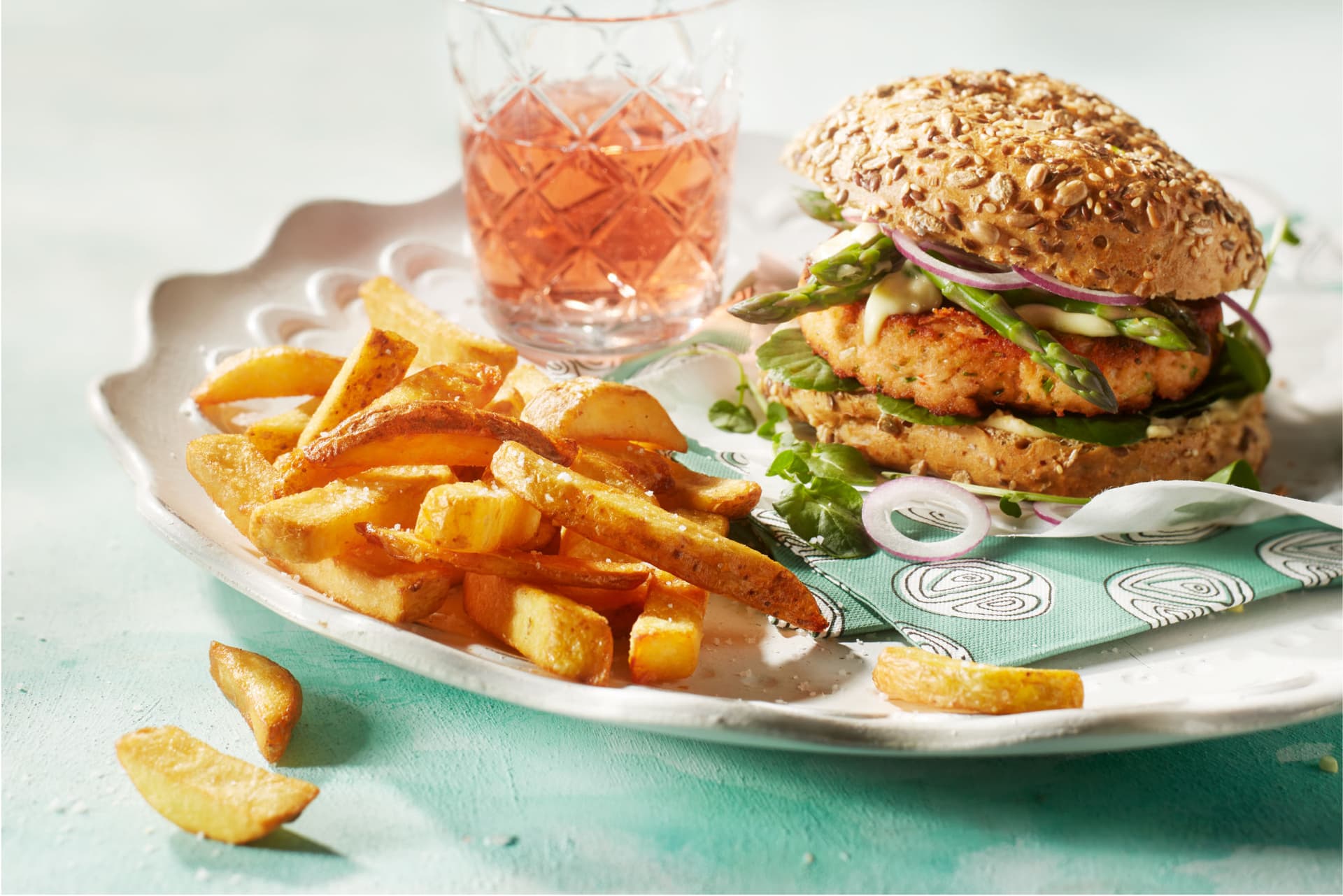 burger-z-lososia-z-humusem-zielonymi-szparagami-rzezucha-i-majonezem-wasabi