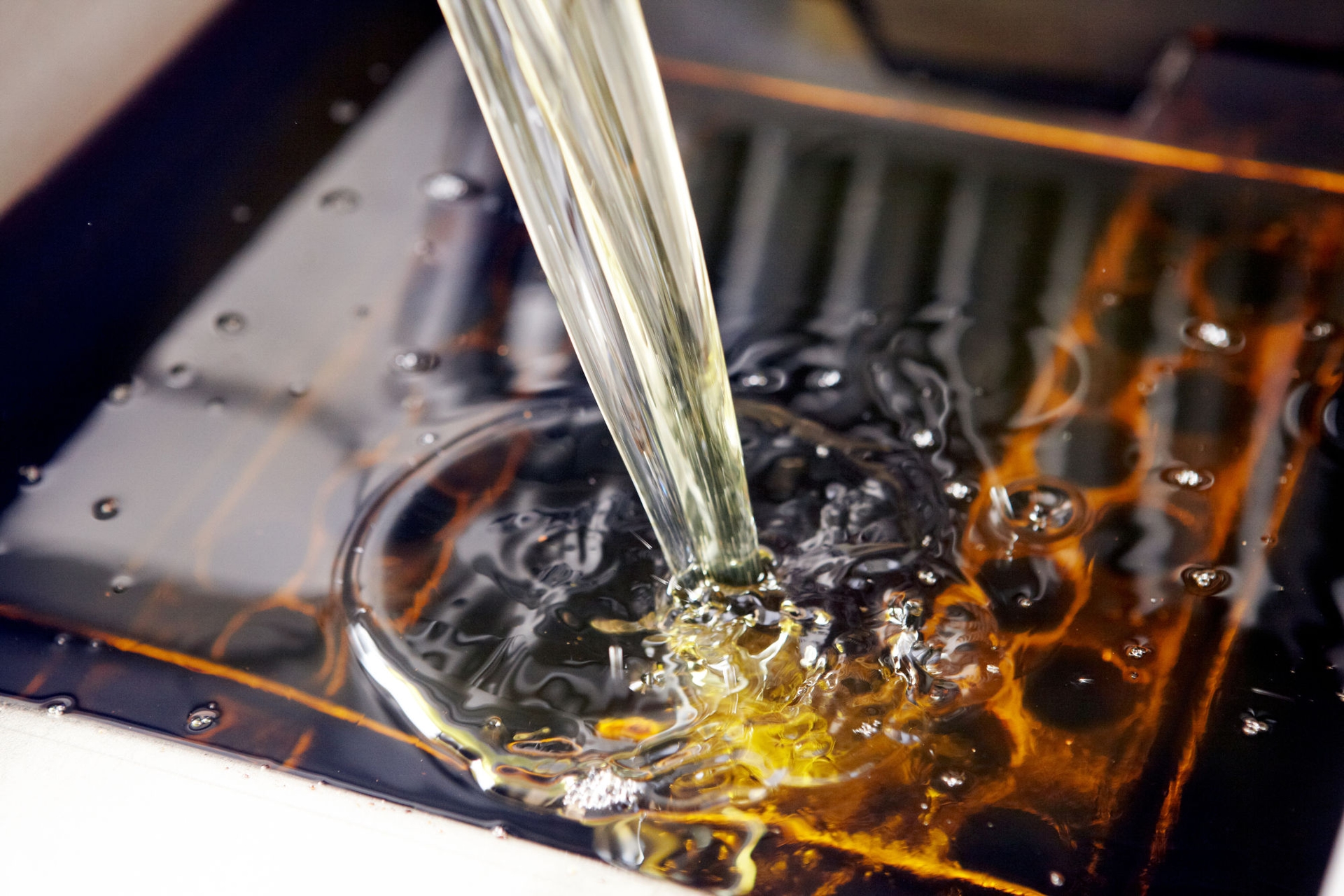 frytura-wlewana-do-frytownicy-w-restauracji