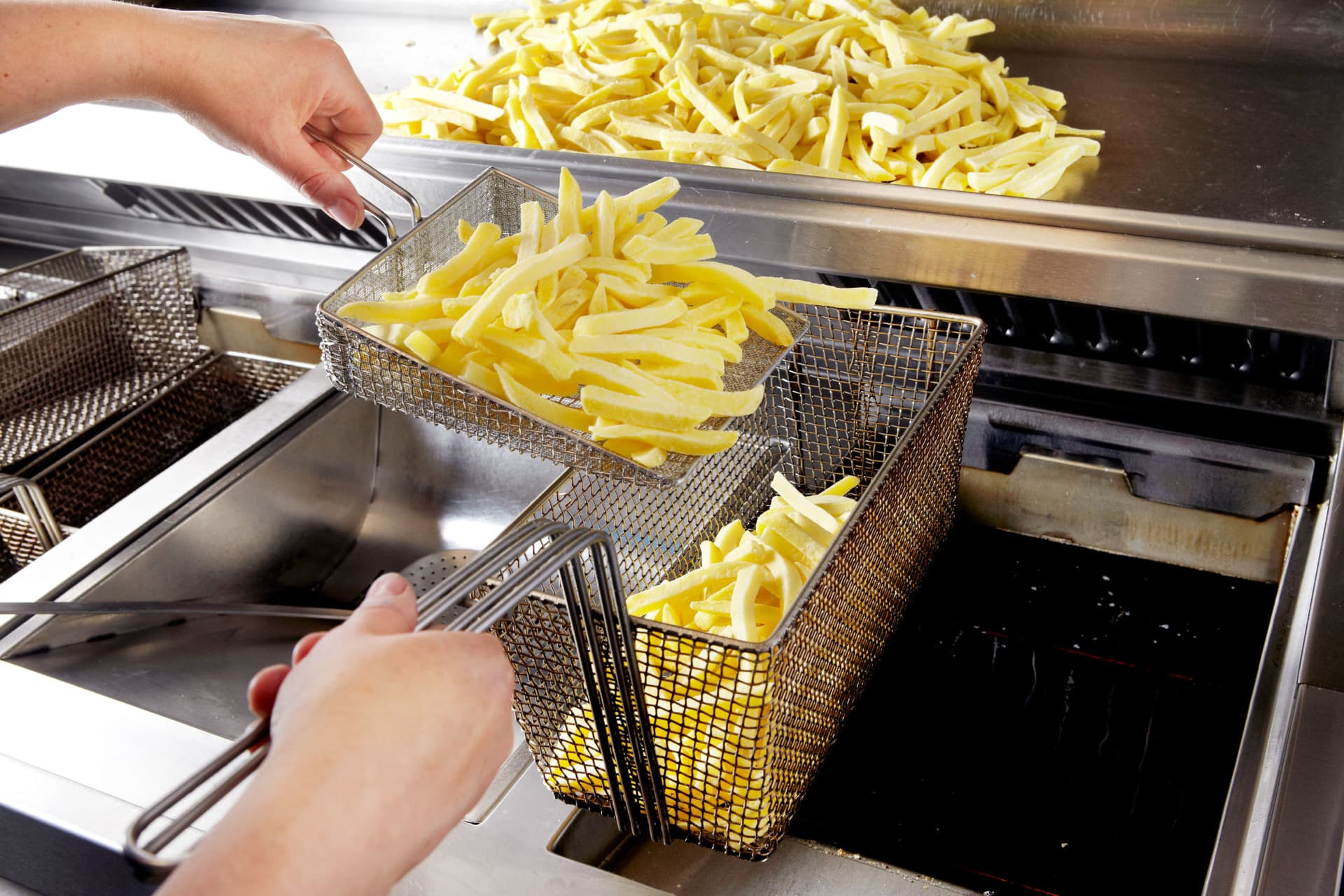 frytki-nakladane-do-kosza-do-smazenia-w-restauracji