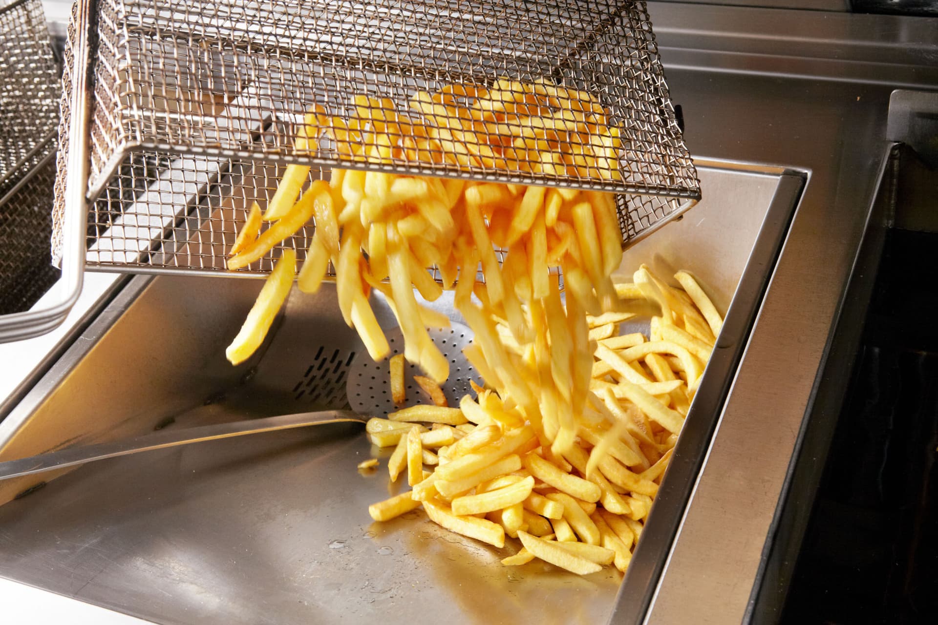 frytki-w-koszu-do-smazenia-w-restauracji