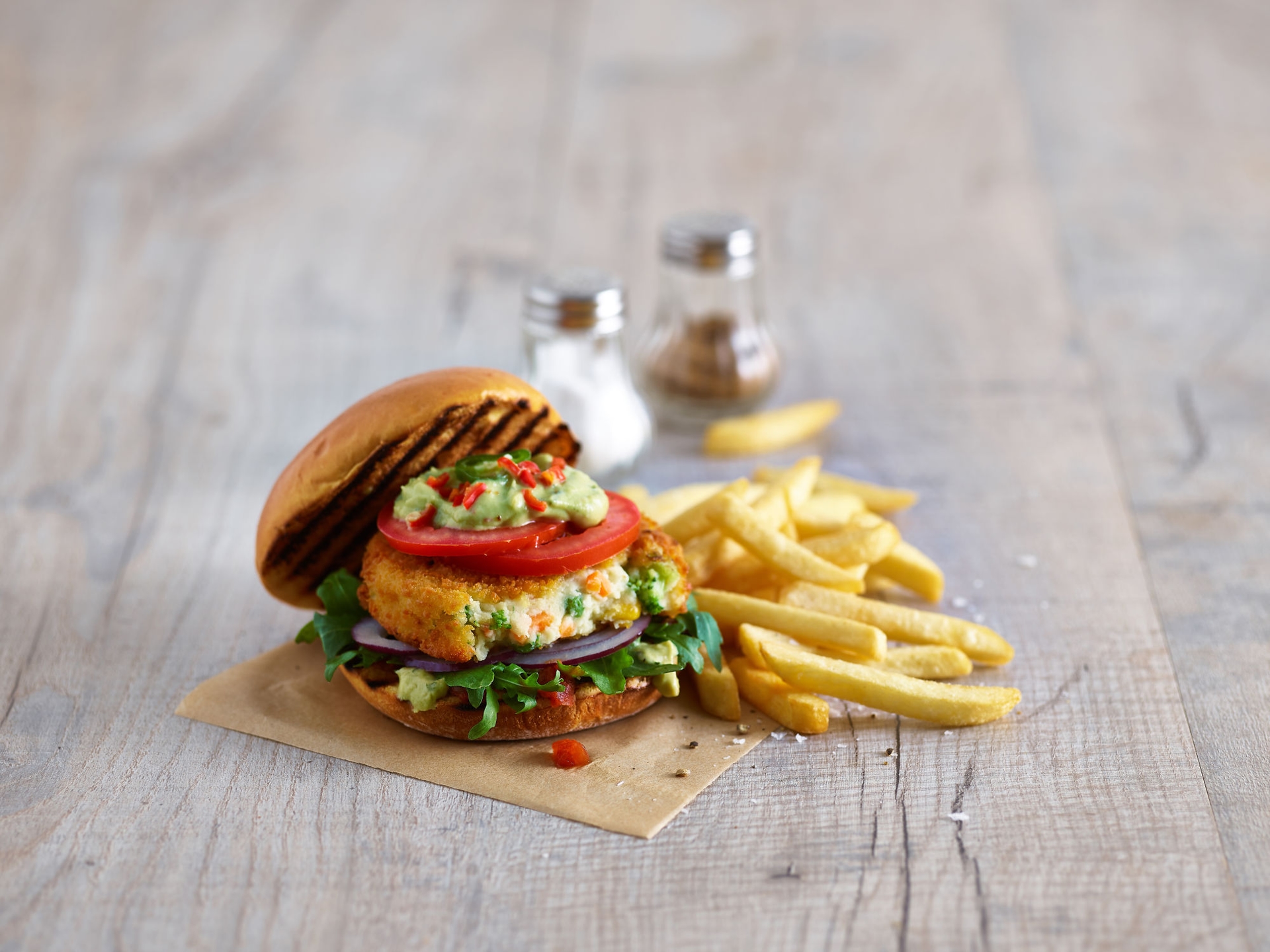 weganski-burger-warzywny-aviko-z-frytkami