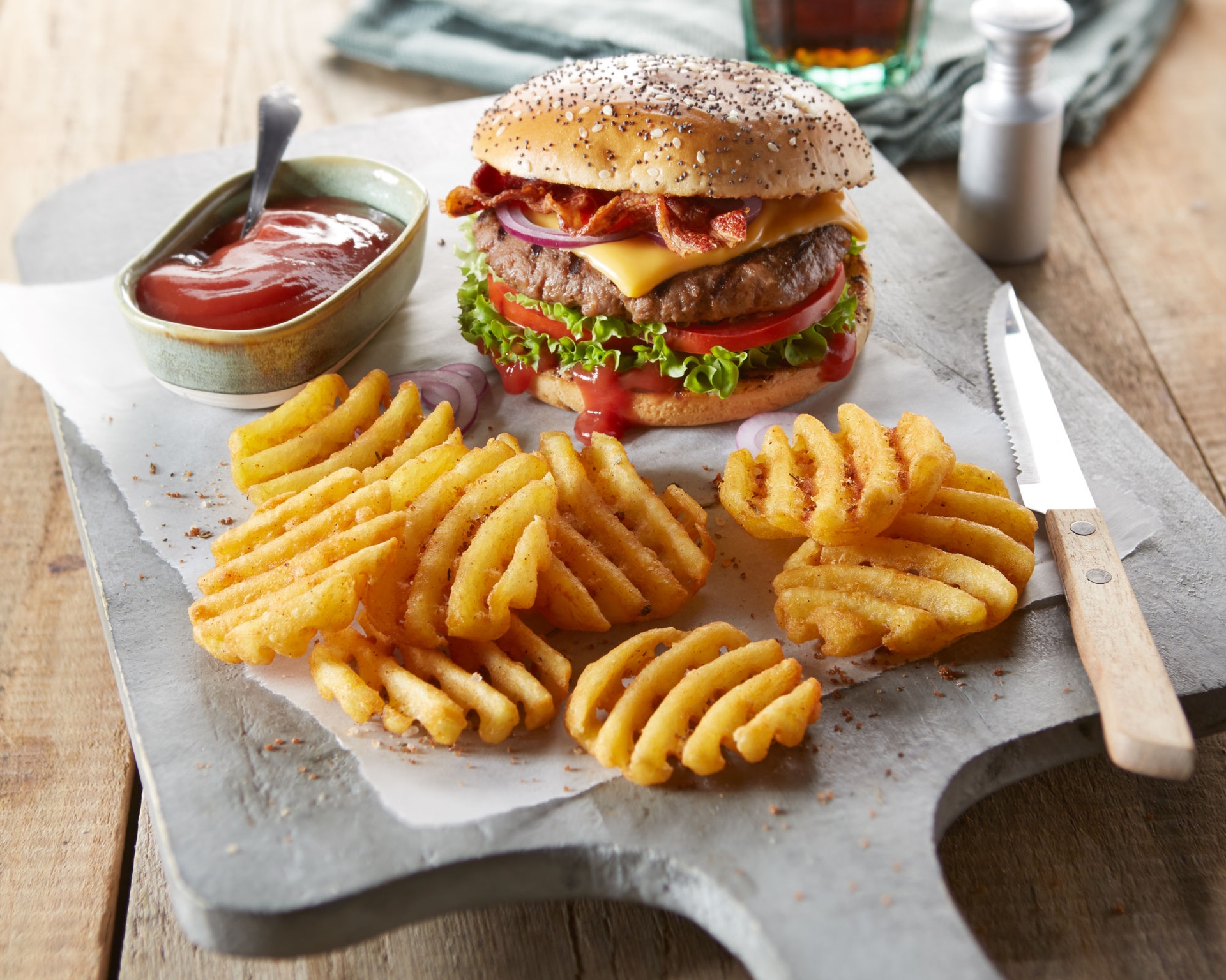 hamburger-z-kratkami-ziemniaczanymi-aviko