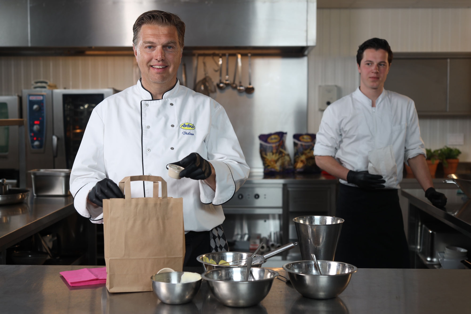 kucharz-pakuje-zamowienie-do-papierowej-torby