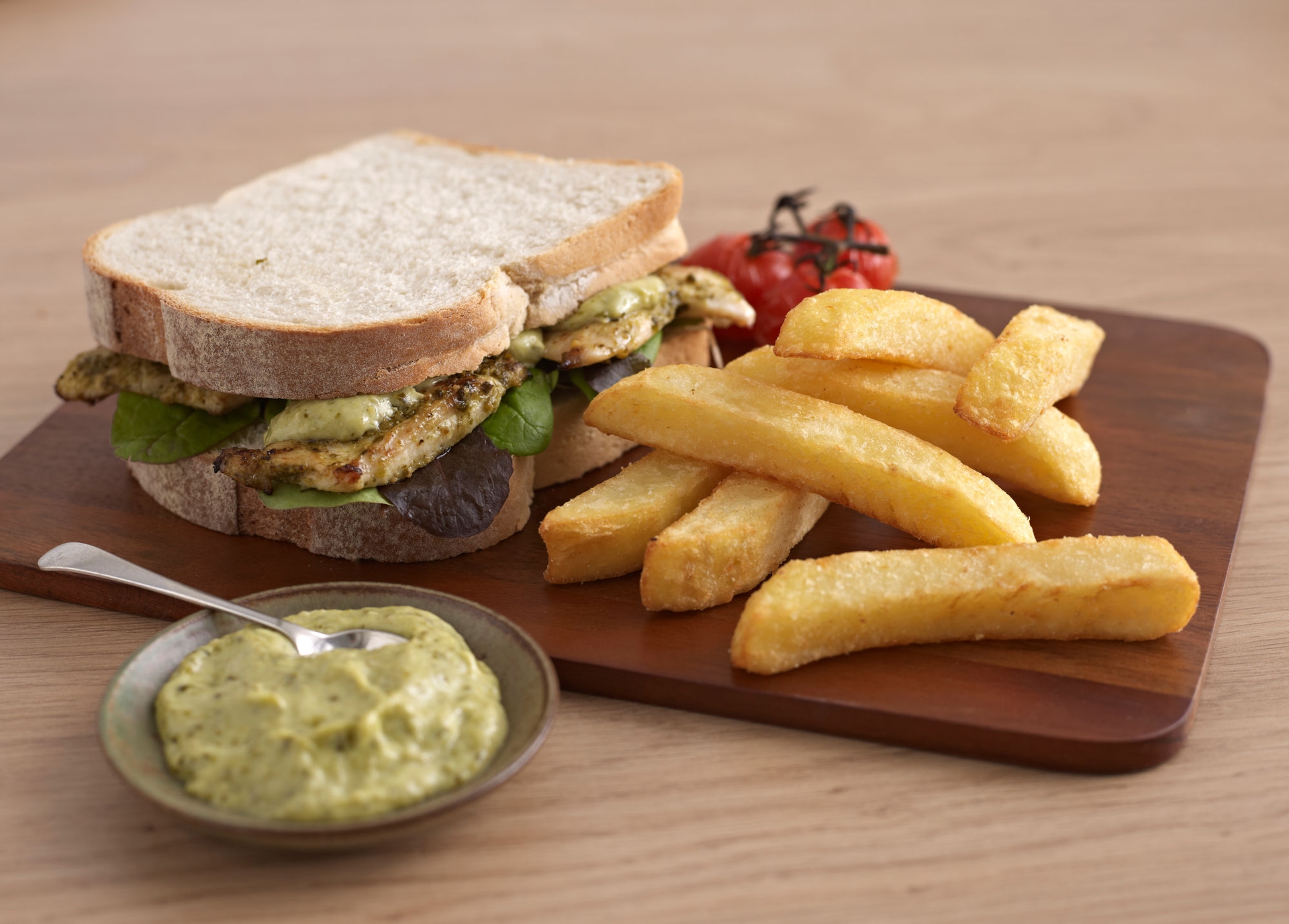 frytki-aviko-super-crunch-18mm-z-kanapka-na-desce-w-restauracji