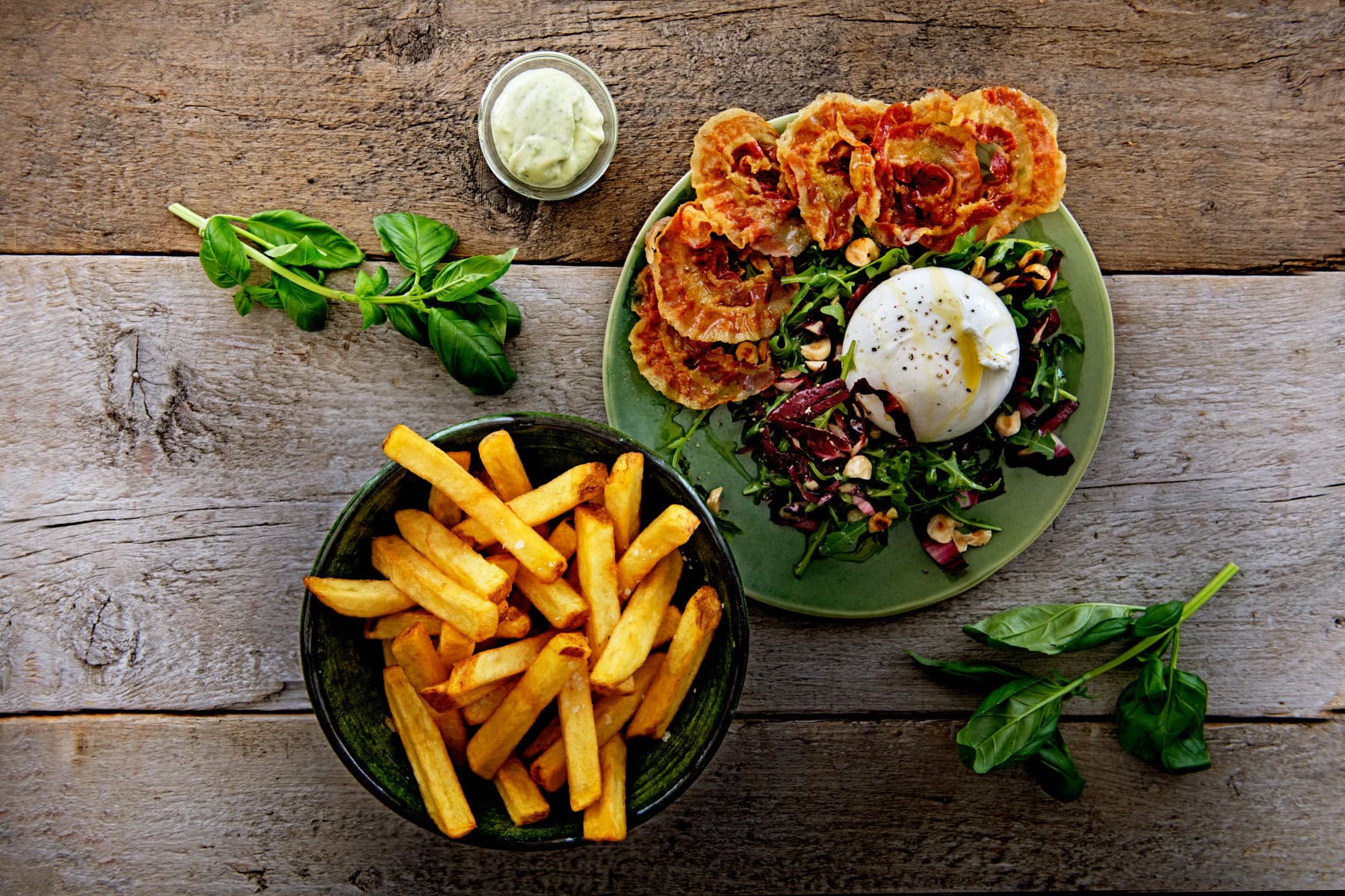 burrata-z-chrupiaca-pancetta-i-salatka-z-rukoli-i-radicchio-oraz-frytki-ze-skorka-aviko