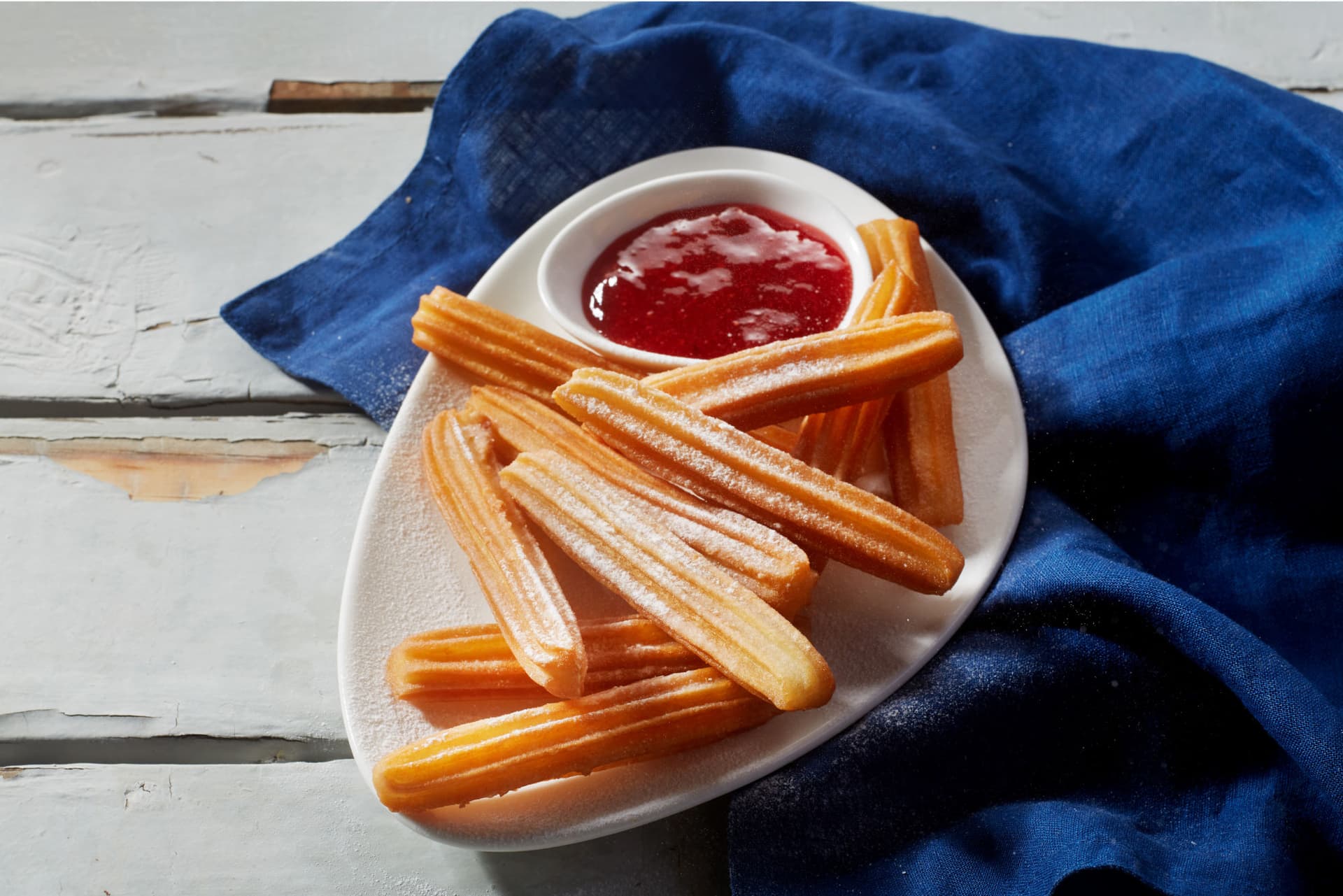 churros_aviko_z_sosem_truskawkowym_i_cukrem_pudrem