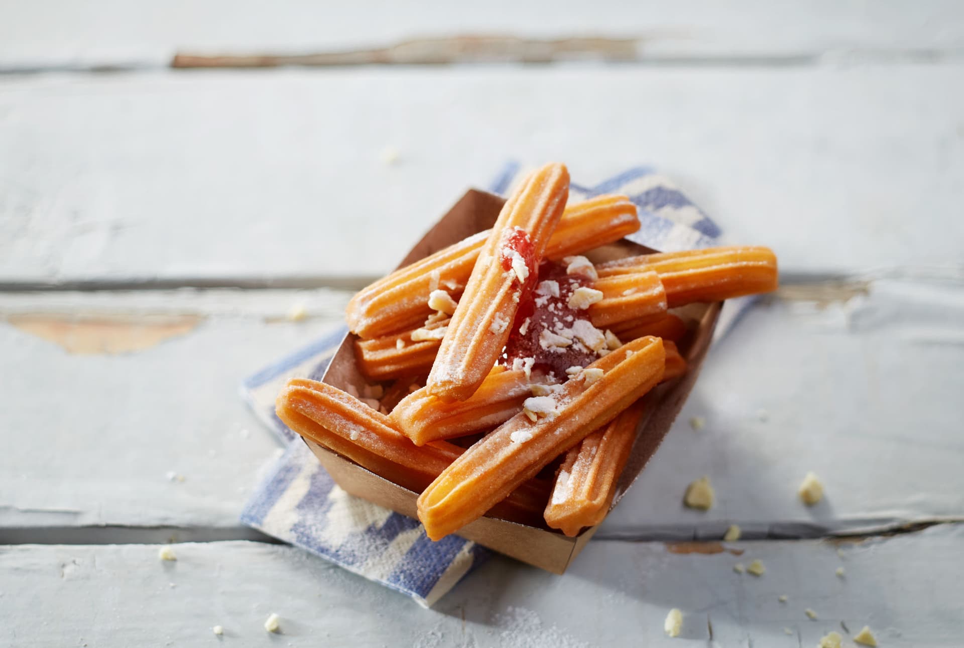 churros_aviko_z_sosem_truskawkowym_i_wiorkami_bialej_czekolady