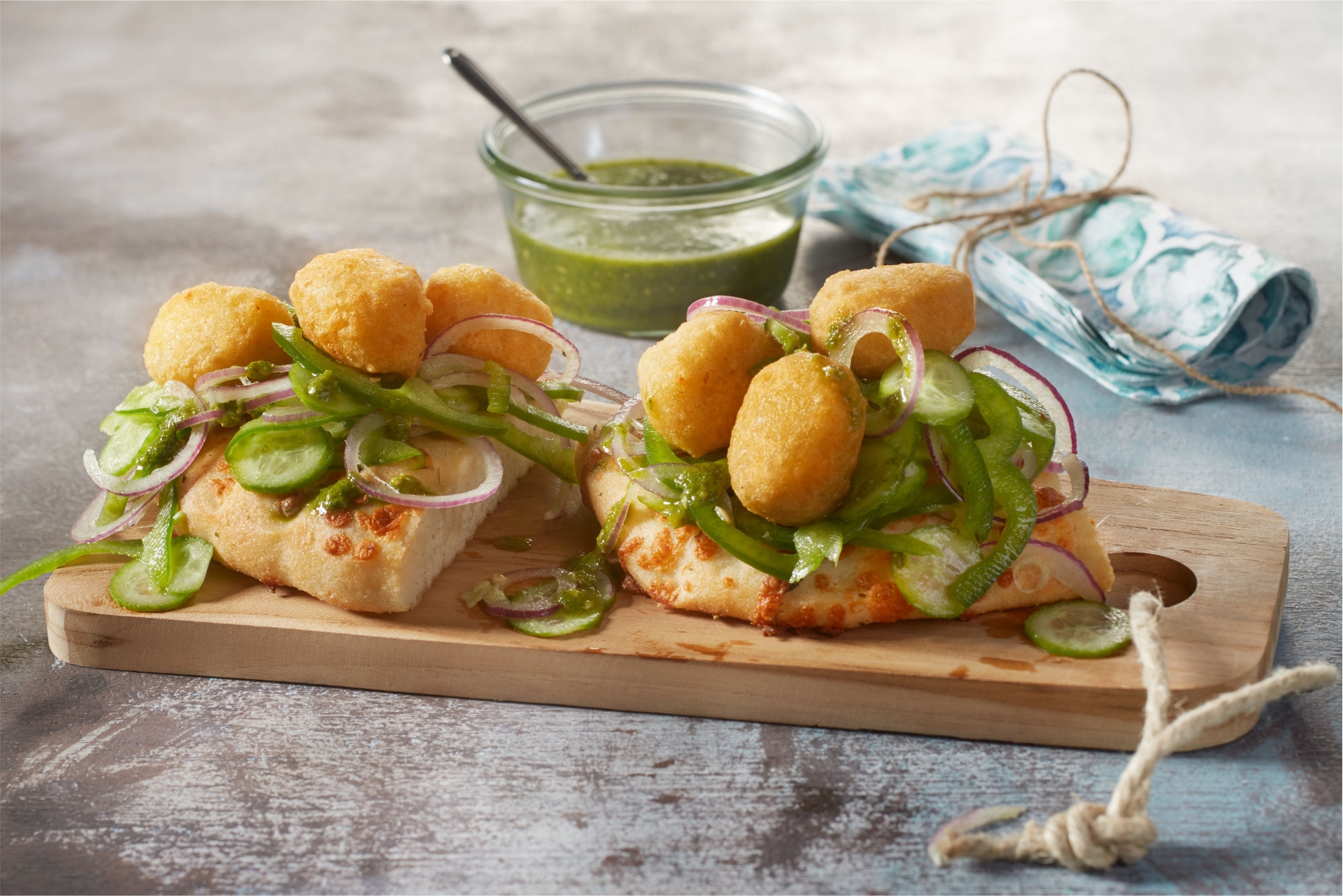 focaccia_z_papryka_cebula_ogorkiem_i_nuggetsami_serowymi_aviko