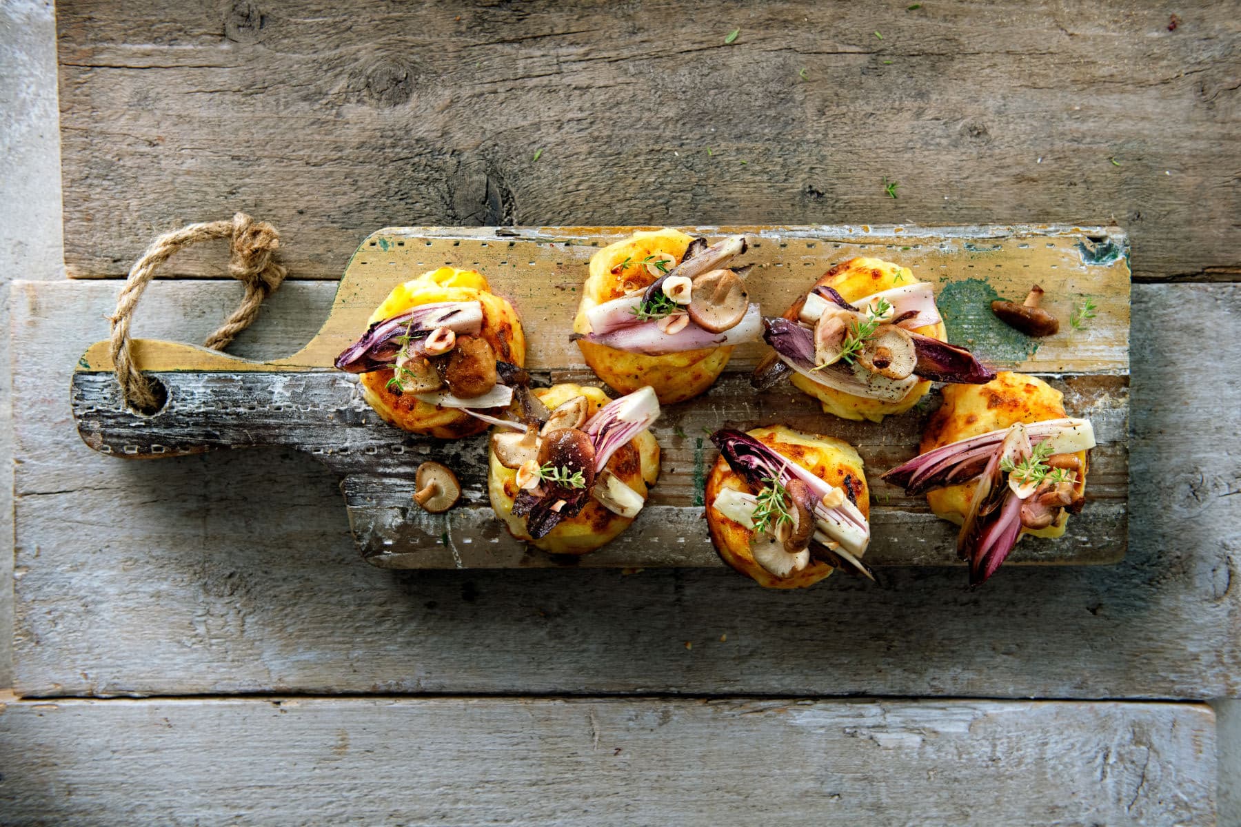 gratiny_aviko_serwowane_z_czerwona_cykoria_i_grzybami