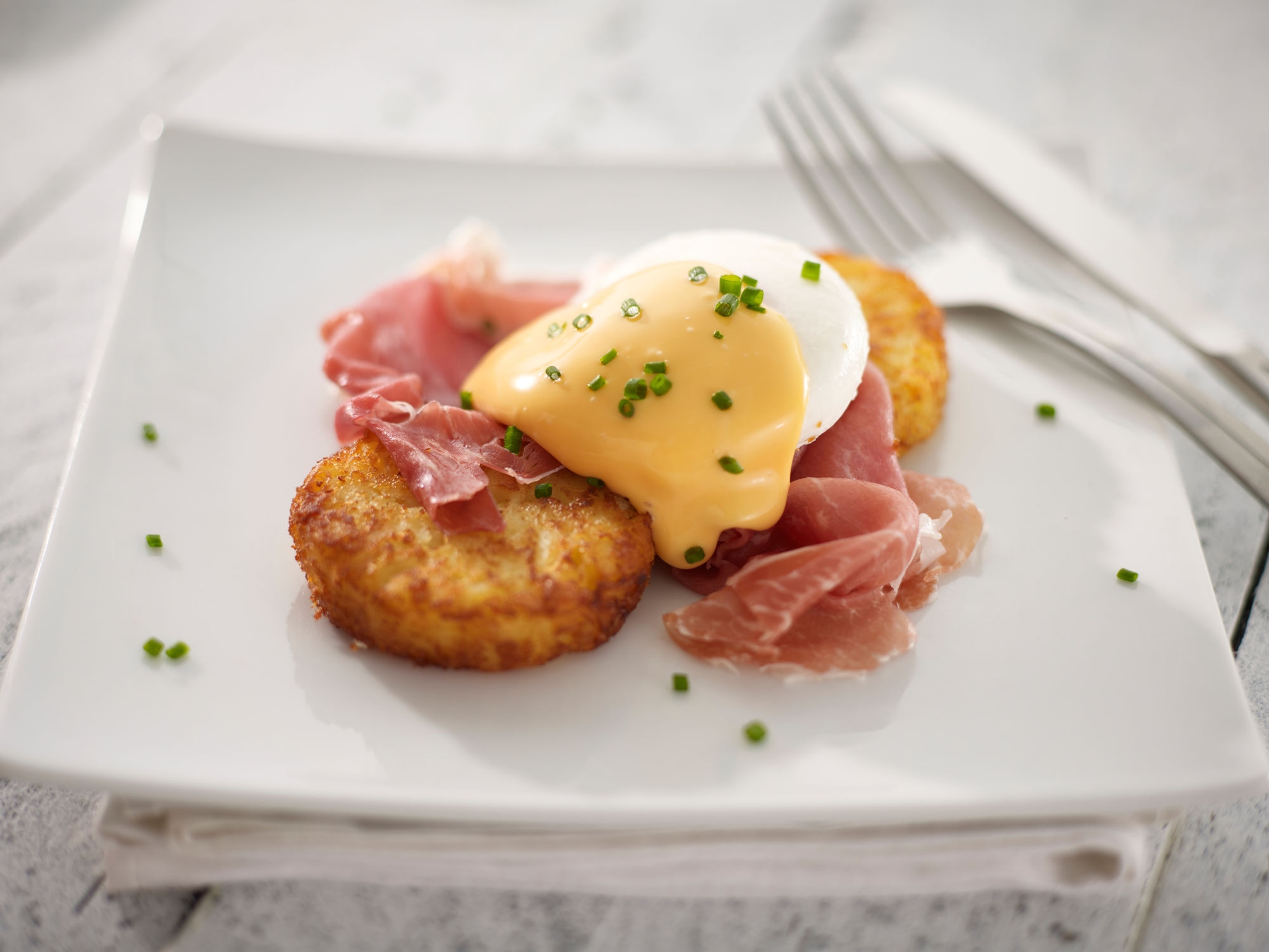 jajka_po_benedyktynsku_z_plackami_rosti_aviko