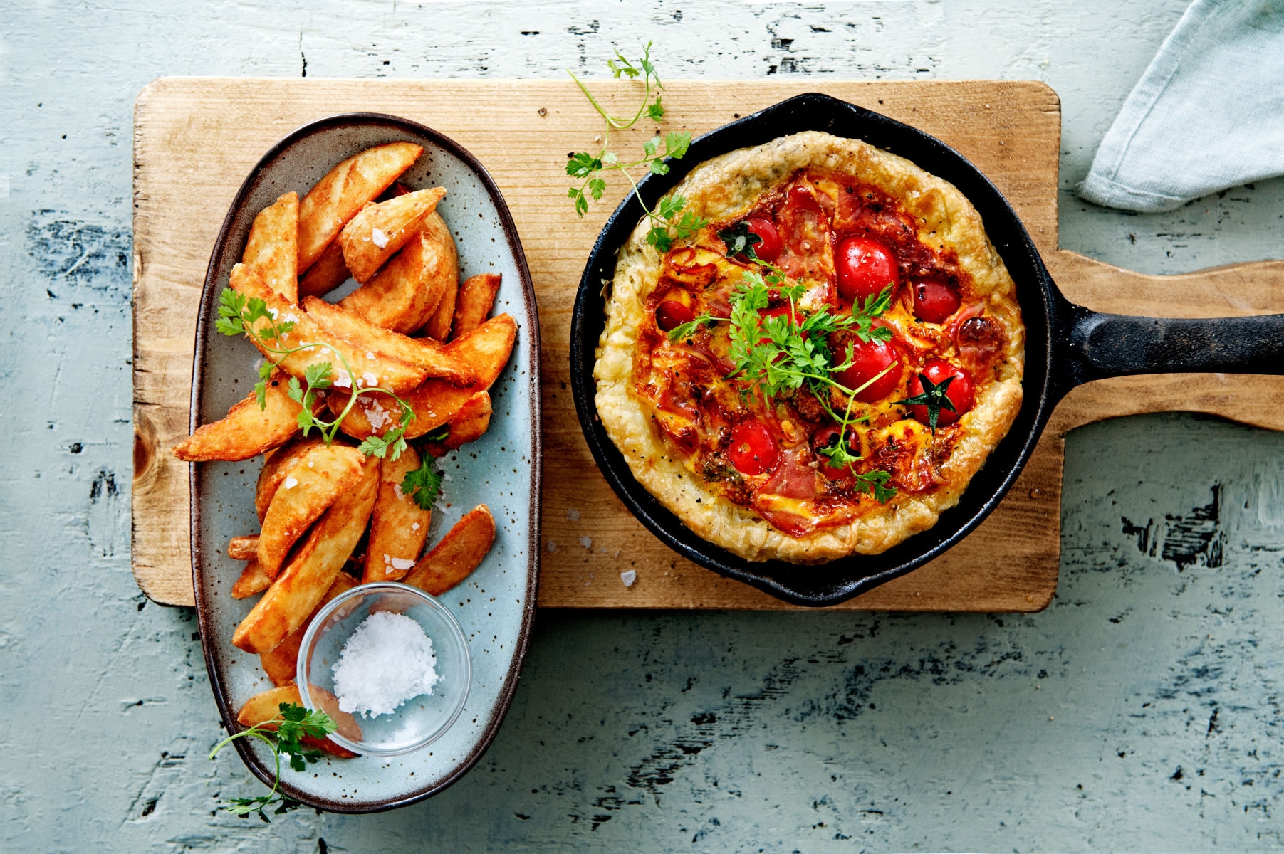 quiche_ziolowy_z_jogurtem_pomidorami_i_szynka_parmenska_i_pikantnymi_czastkami_ziemniaka