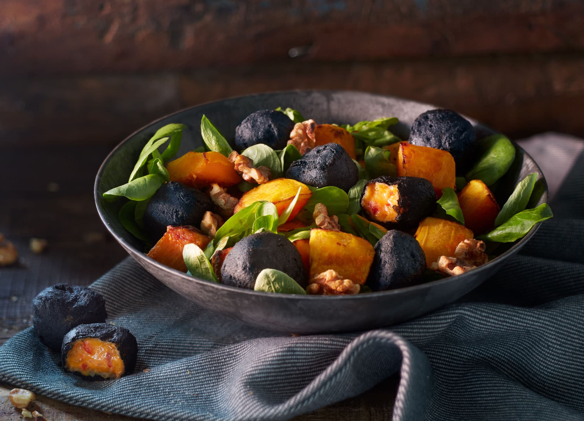 salatka_z_dyni_z_roszponka_orzechami_wloskimi_i_czarnymi_nuggetsami_aviko