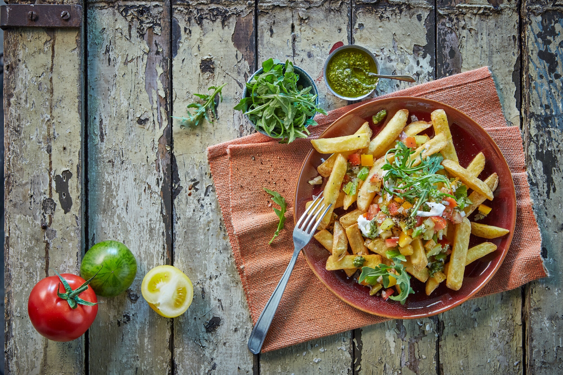 Aviko super-chrupiace-frytki-ze-skorka-o-domowym-wygladzie na talerzu w restauracji