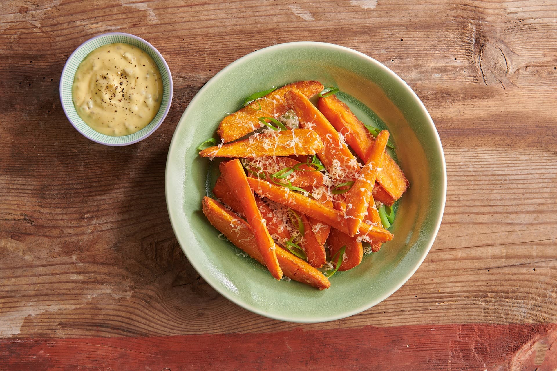 Chrupiące cząstki batatów Aviko z truflowo-parmezanowym beszamelem