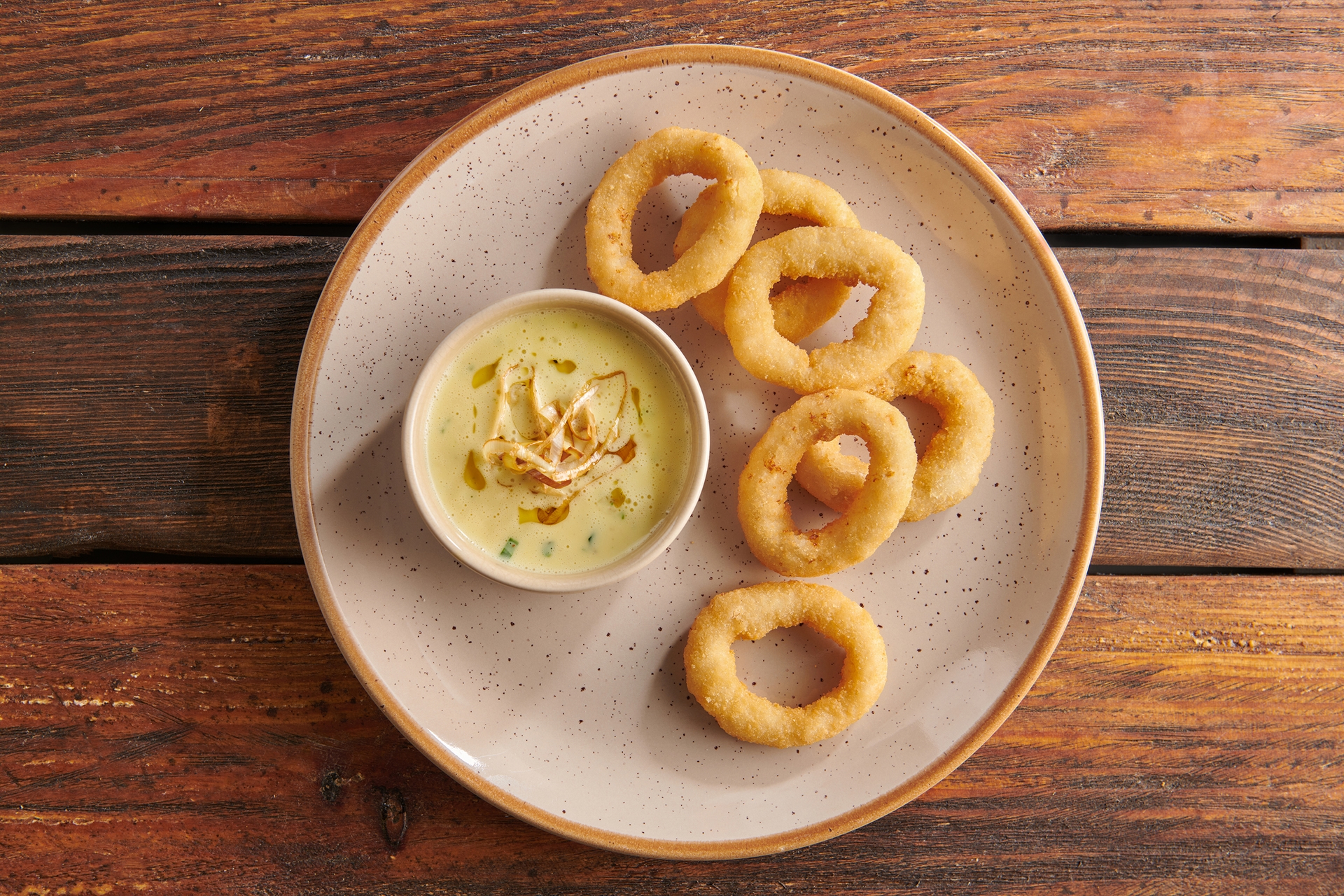 Krążki cebulowe Aviko w chrupiącej piwnej panierce z ziemniaczano-porowym kremem