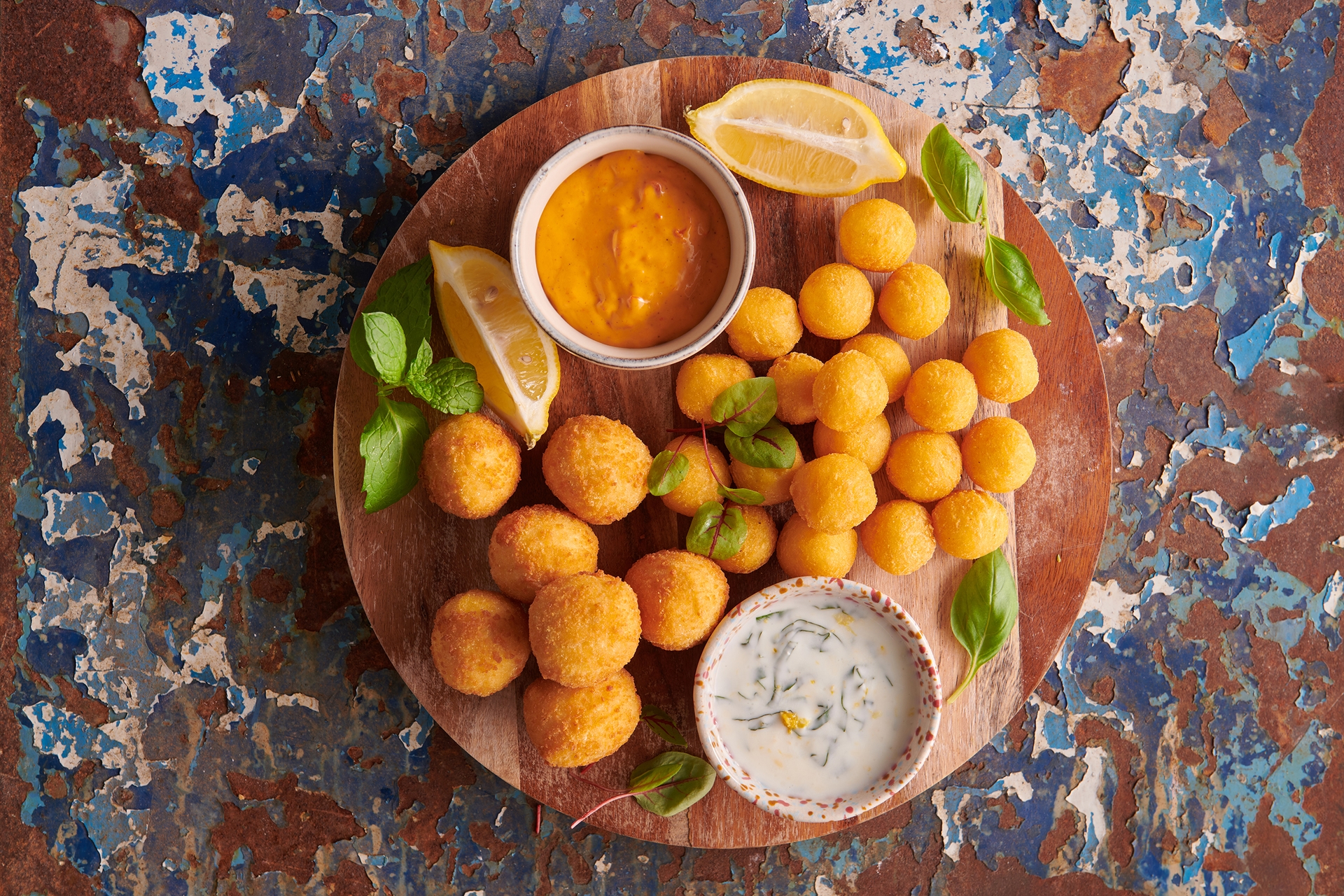 przekąski nadziewane serkiem śmietankowym i papryczką jalapeño Aviko i kuleczki ziemniaczane Aviko podane z kolorowymi dipami: morelowym ketchupem i bazyliowym jogurtem